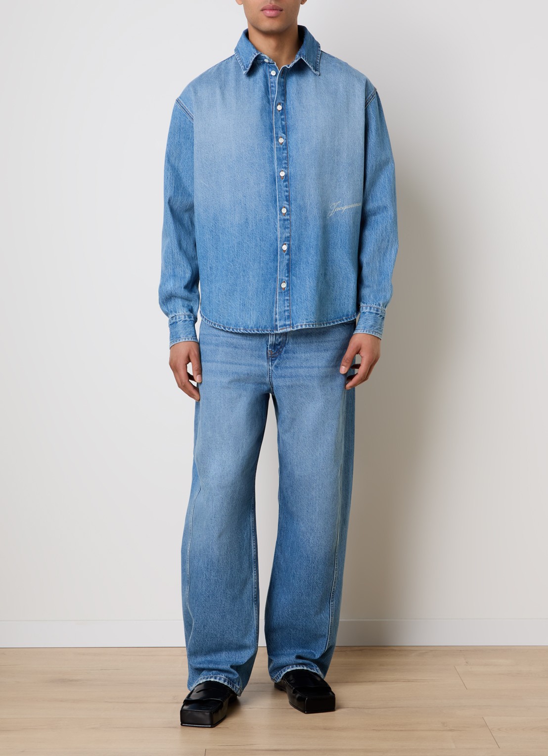 Jacquemus Regular fit overhemd van denim met logo - voorkant 3 lichtblauw