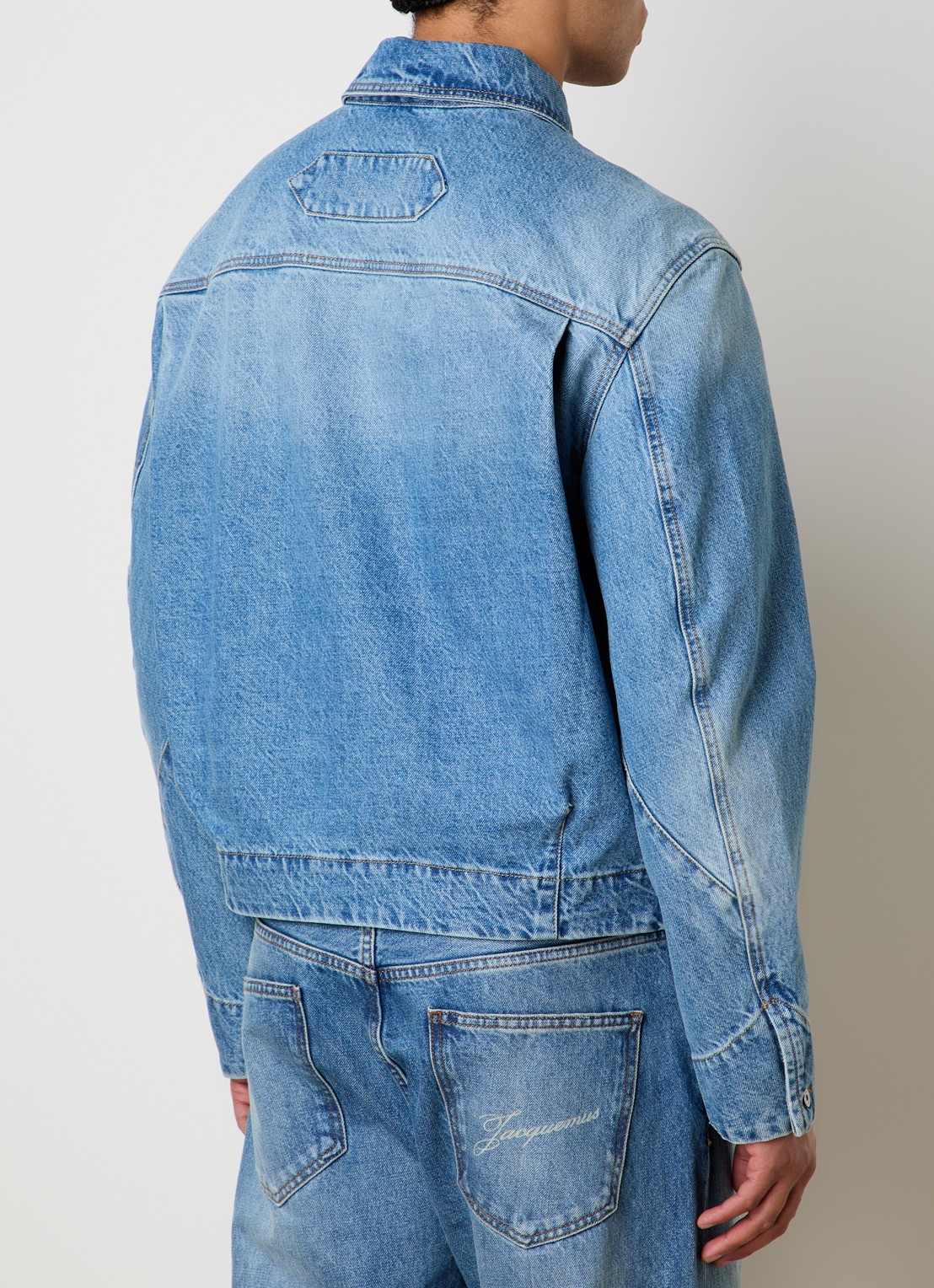 Jacquemus Spijkerjas met steekzakken - achterkant 6 indigo
