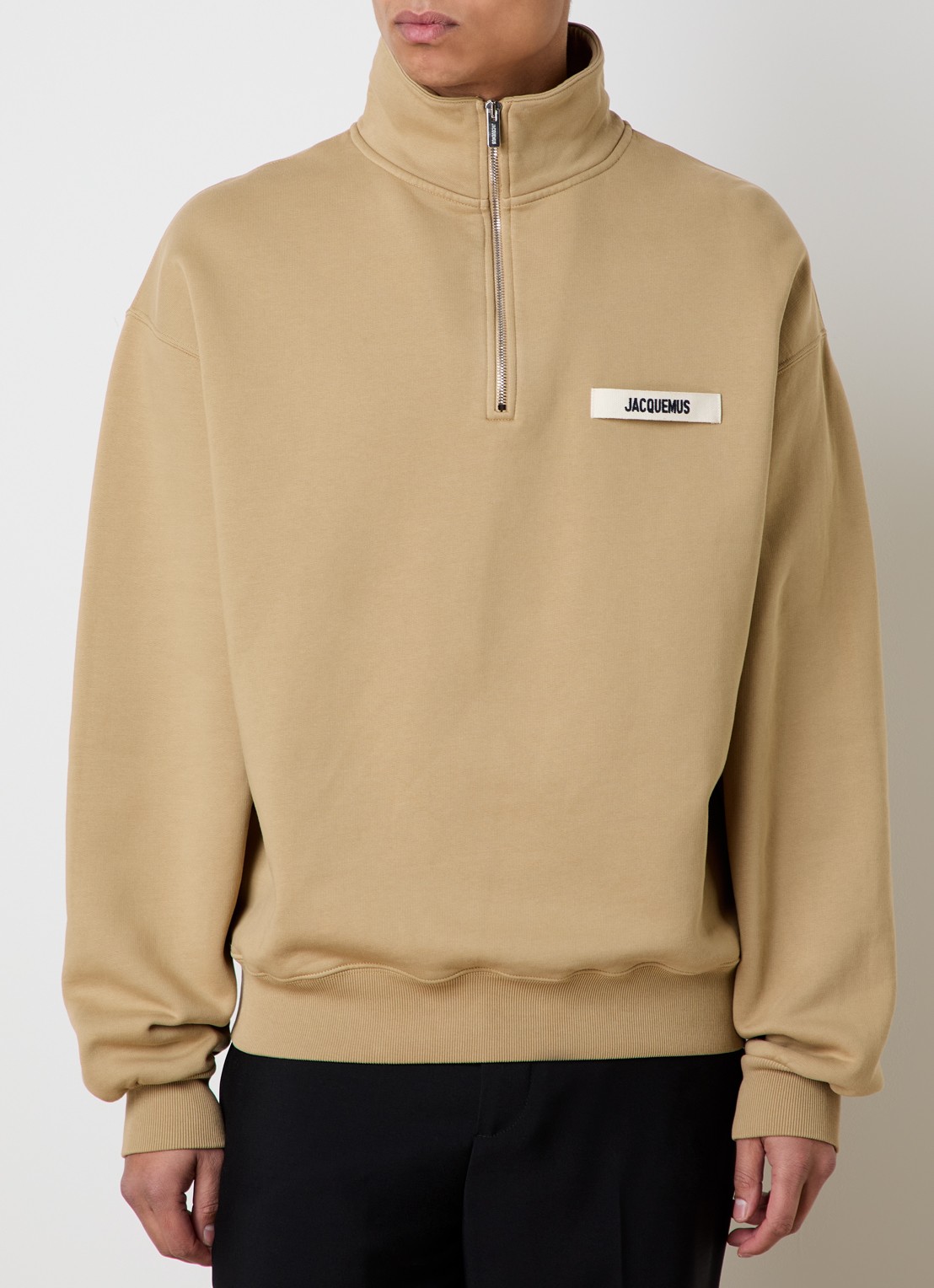 Jacquemus Sweater met logo en halve rits - detail 4 donkerbeige