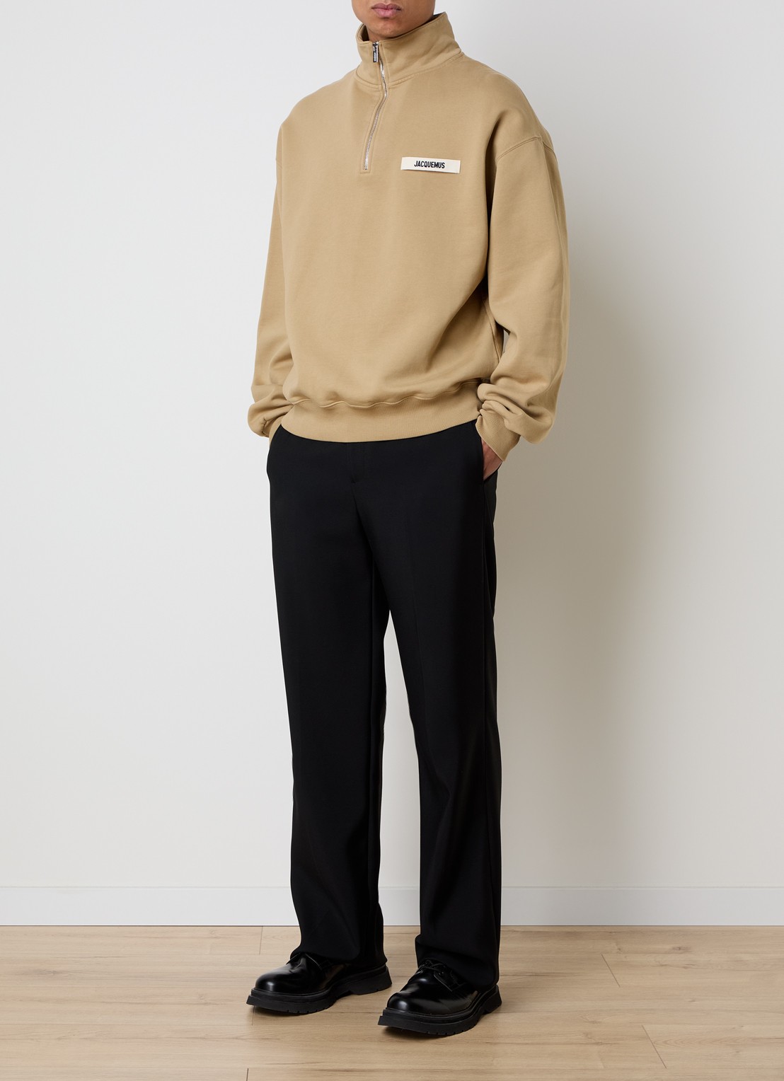 Jacquemus Sweater met logo en halve rits - voorkant 3 donkerbeige