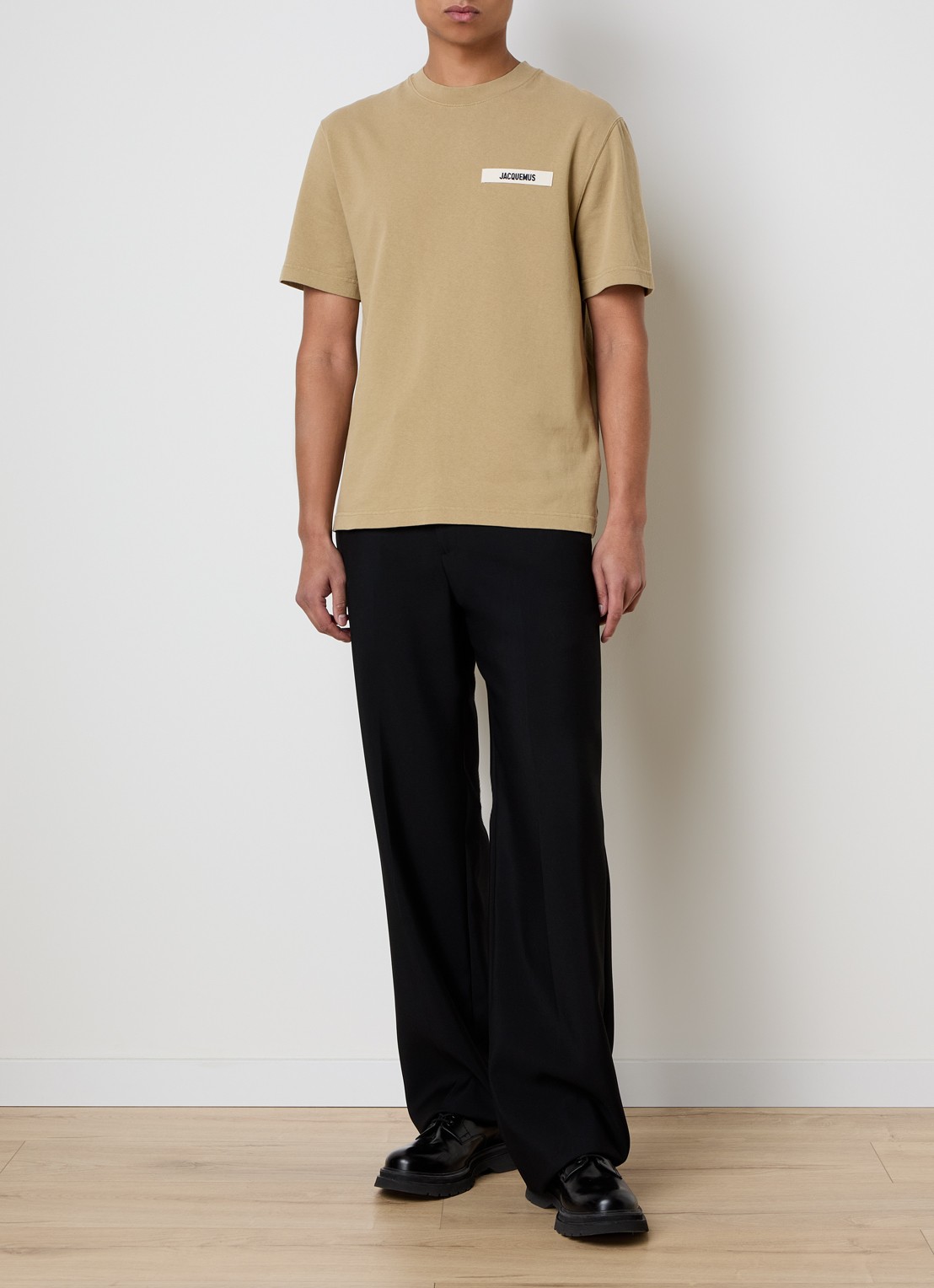 Jacquemus T-shirt met logo - voorkant 4 donkerbeige