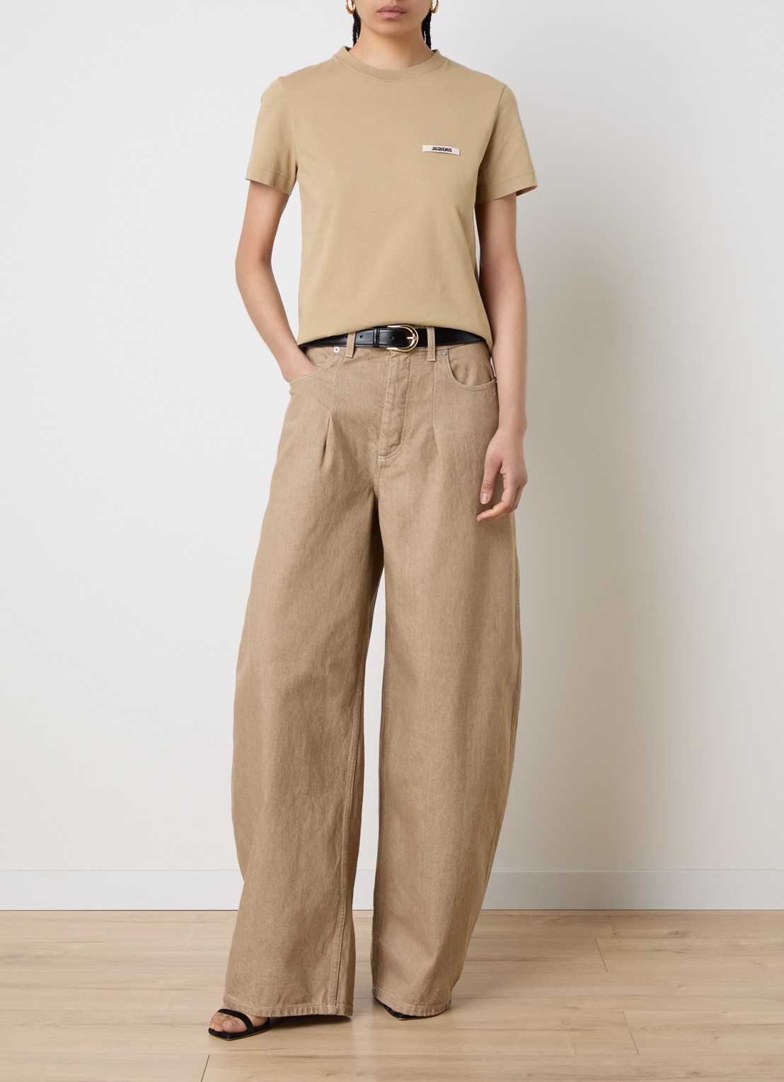 Jacquemus T-shirt met logo - voorkant 5 camel