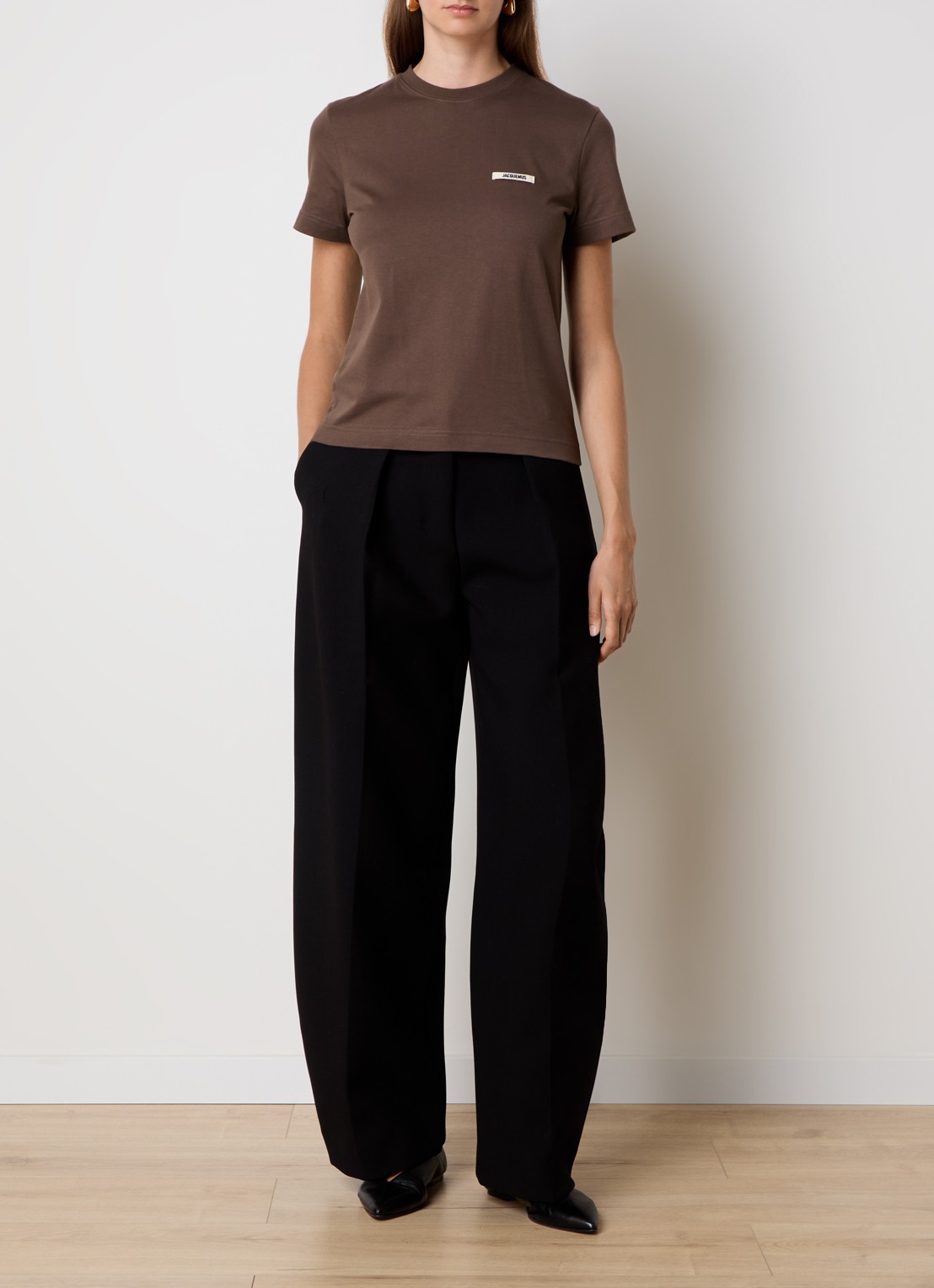 Jacquemus T-shirt met logo - voorkant 3 donkerbruin
