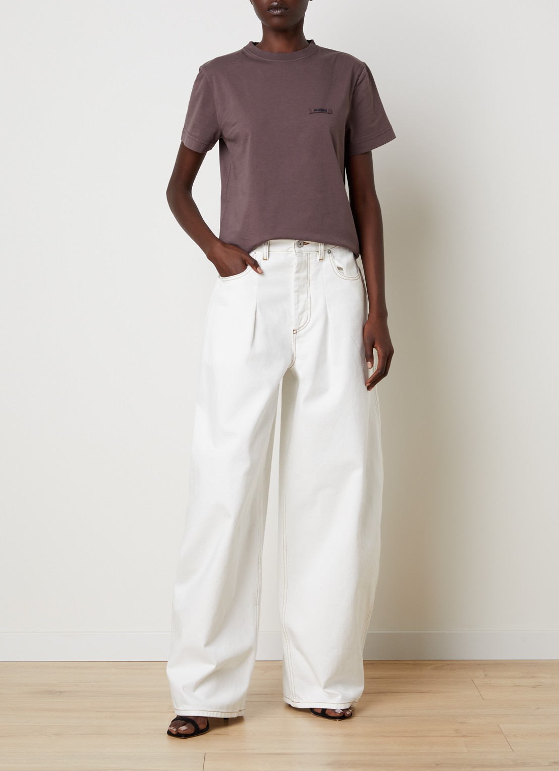 Jacquemus T-shirt met logo - voorkant 5 taupe