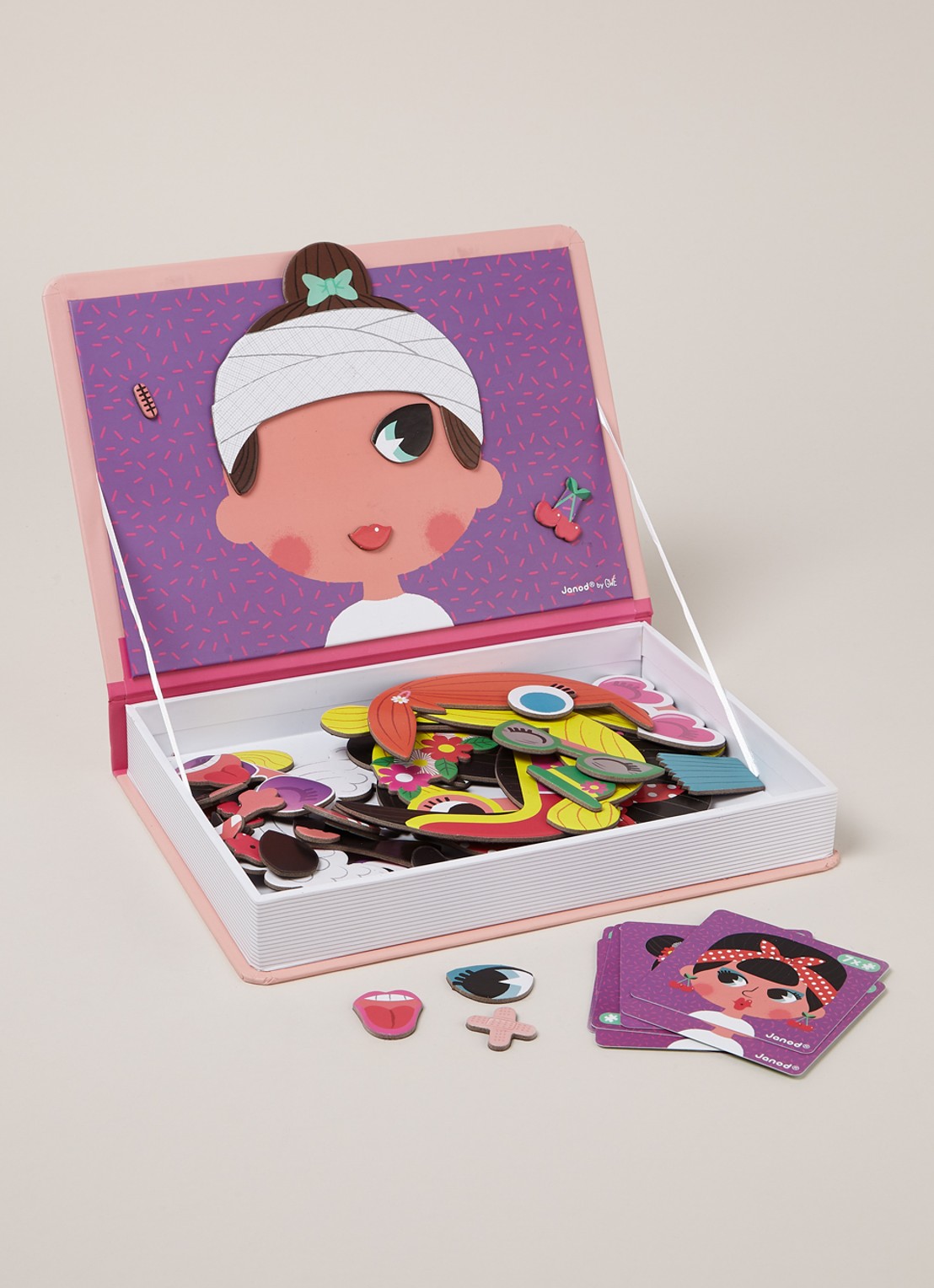 Janod Crazy Faces magneet speelset, 55 stukjes - voorkant 4 multicolor