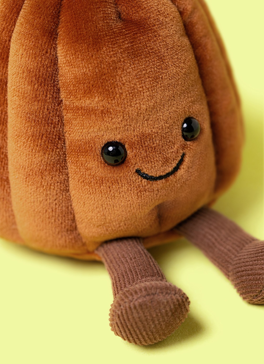 Jellycat Amuseables Carole Canelé knuffel 11 cm - detail 4 bruin