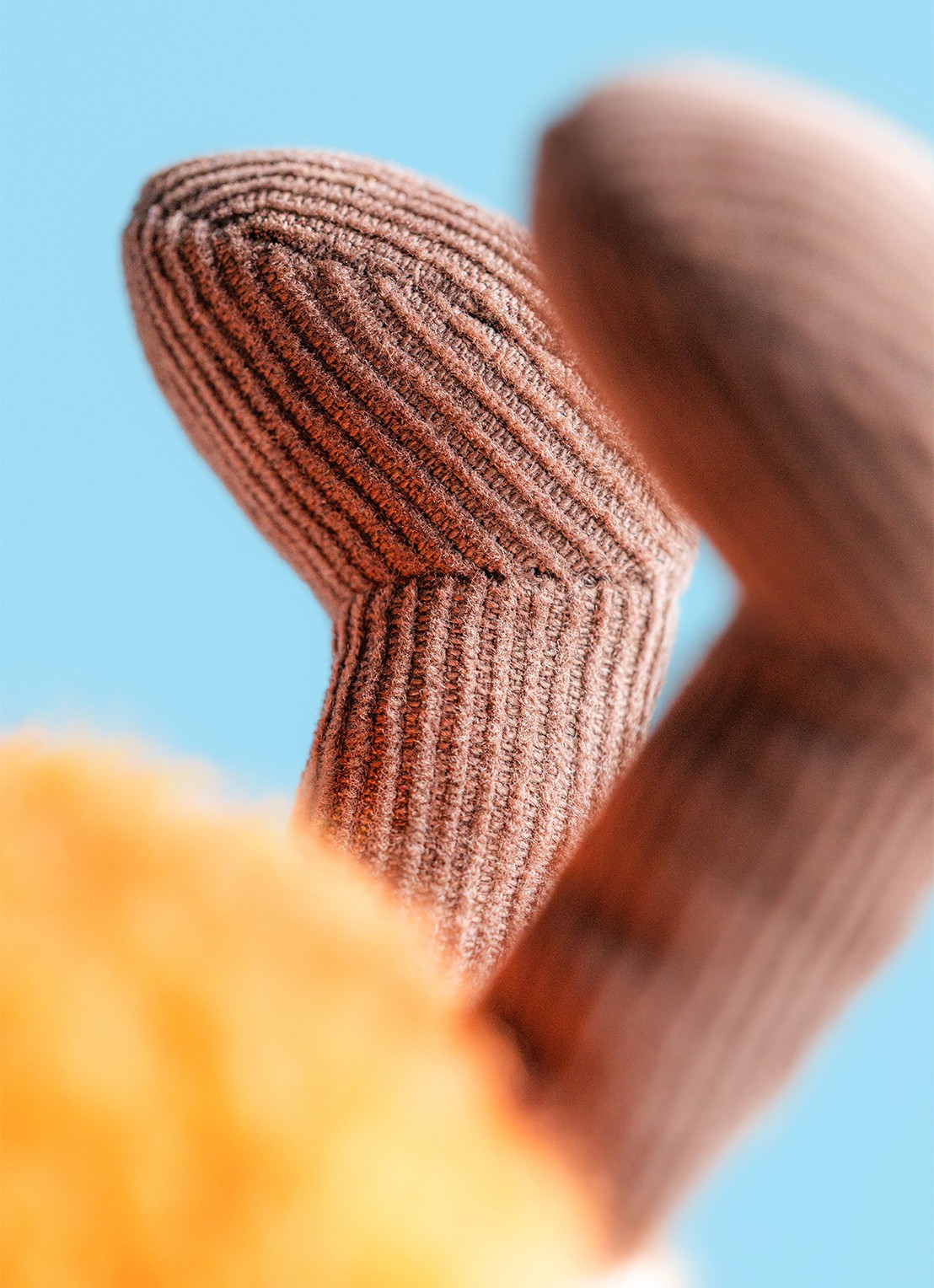 Jellycat Amuseables Codhi Californian Roll knuffel 9 cm - detail 4 orange