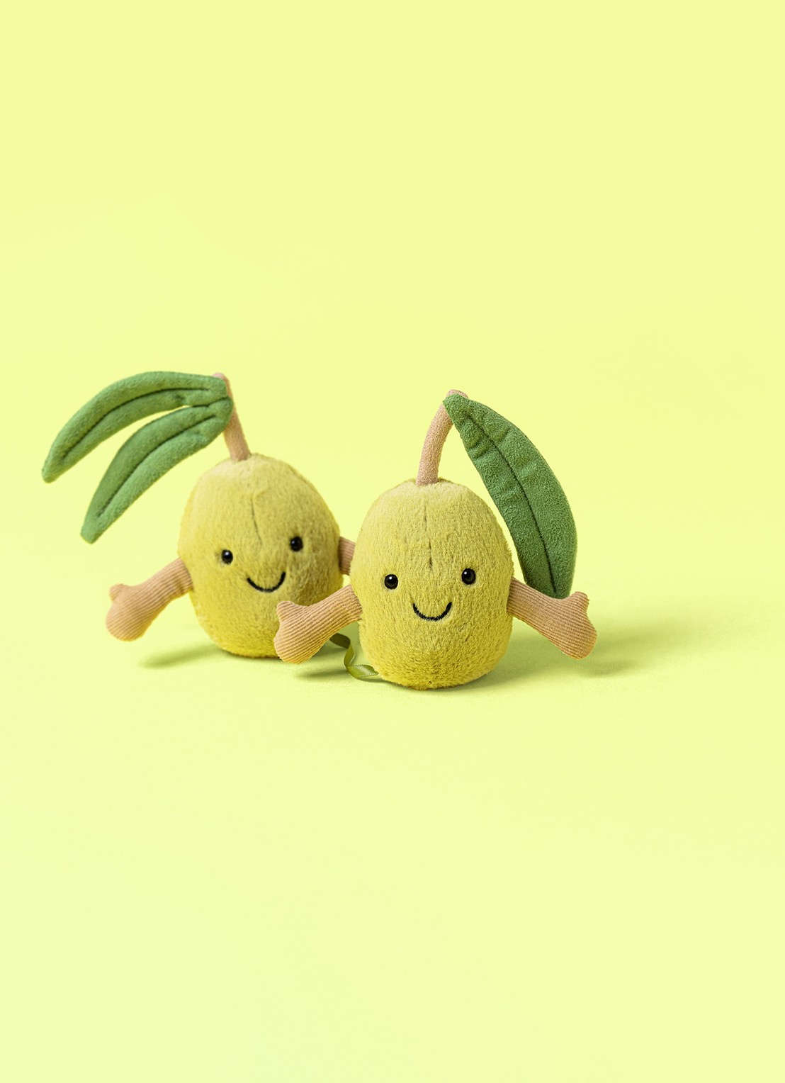Jellycat Amuseables Pair of Olives knuffel 14 cm - voorkant groen