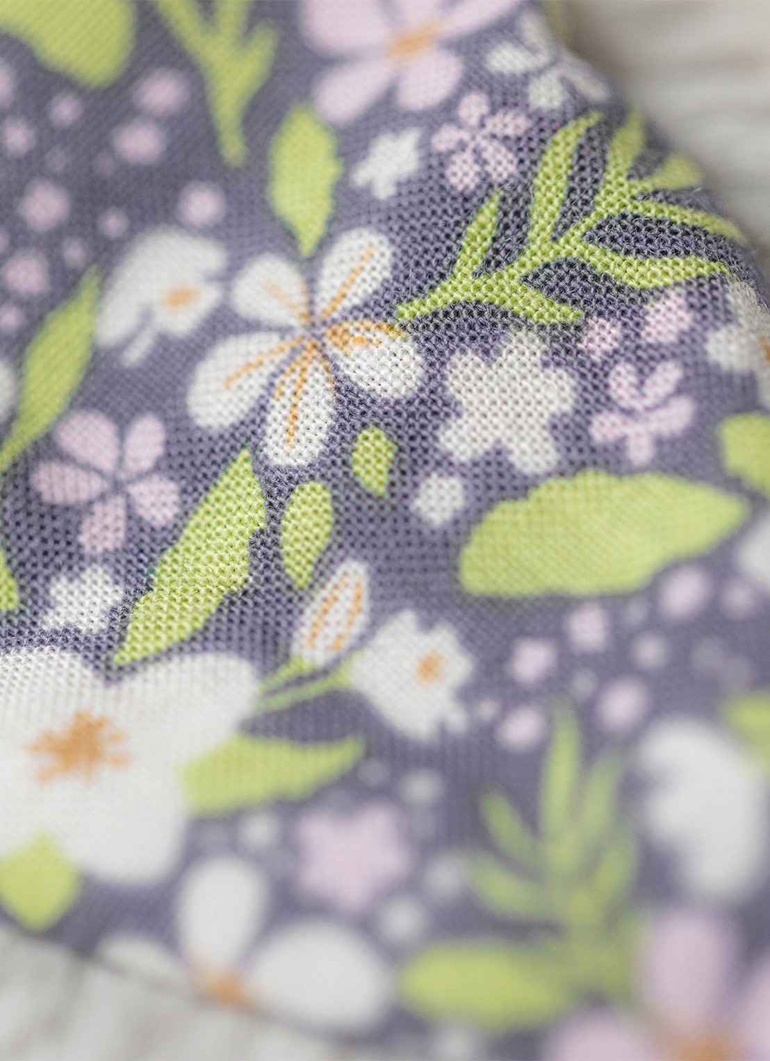Jellycat Blossom Silver Bunny 'Bloom' knuffel - detail 2 grijs
