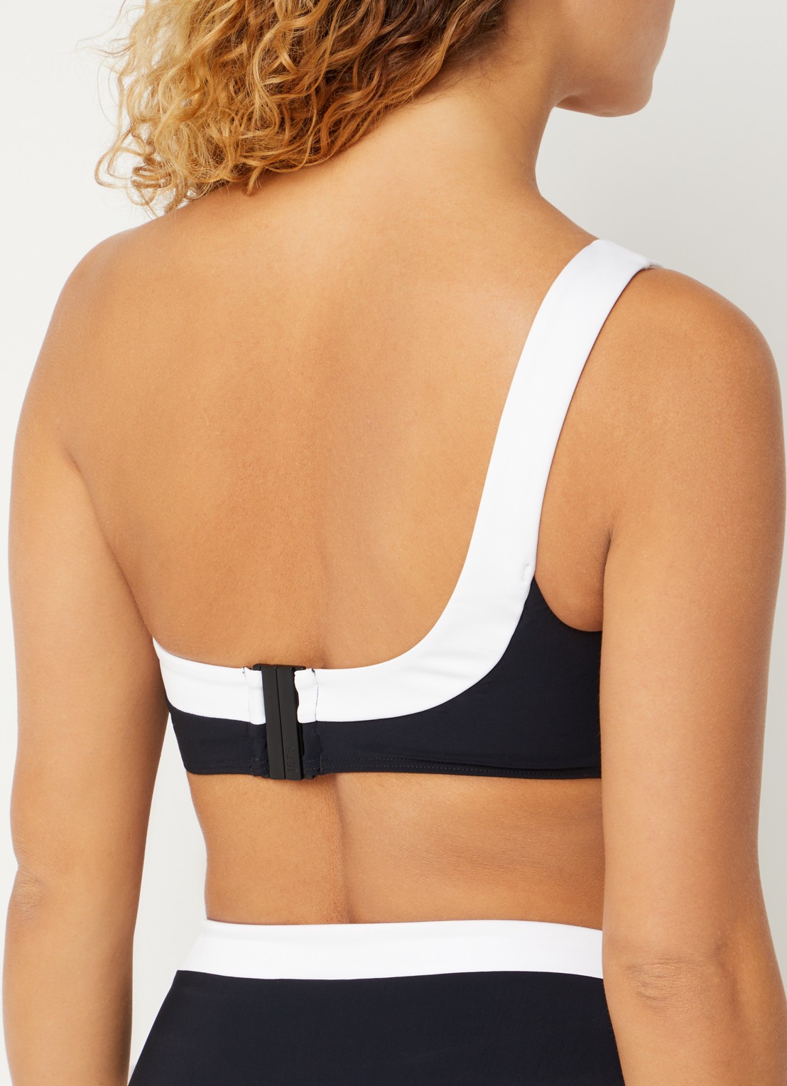 JETS Australia Jetset Eternal one shoulder bikinitop met uitneembare vulling - achterkant zwart
