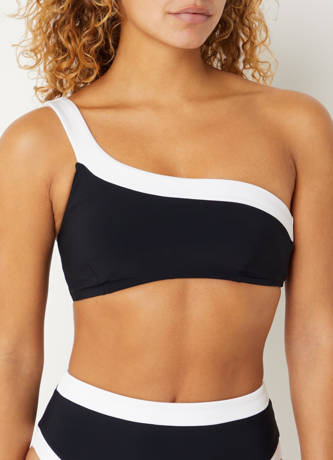 JETS Australia Jetset Eternal one shoulder bikinitop met uitneembare vulling - voorkant 3 zwart