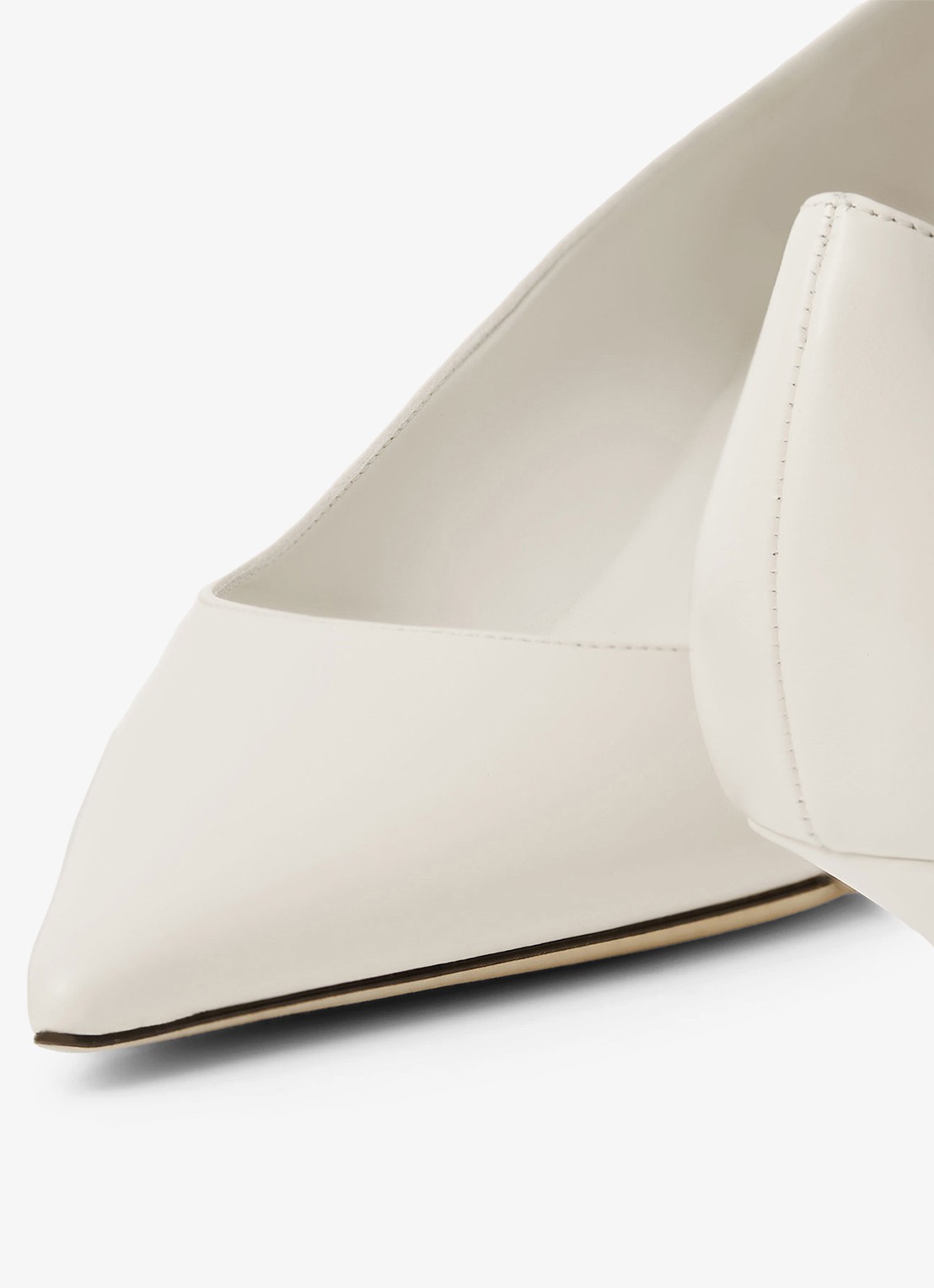 Jimmy Choo Amelia pump van kalfsleer - detail 3 gebroken wit