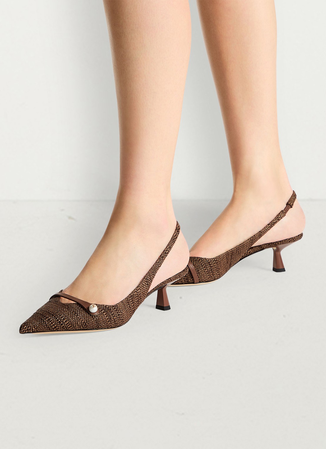 Jimmy Choo Amita 45 slingback van raffia met leren details - voorkant 5 bruin