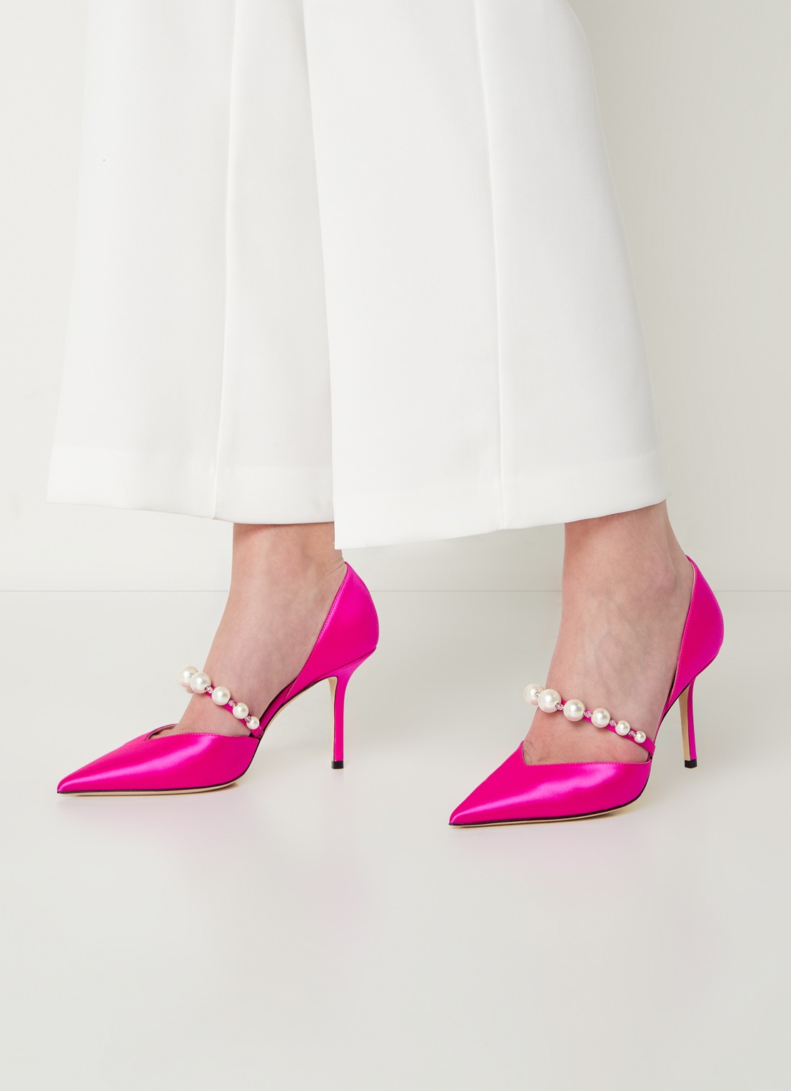 Jimmy Choo Aurelie pump van satijn met kristal - voorkant 2 fuchsia