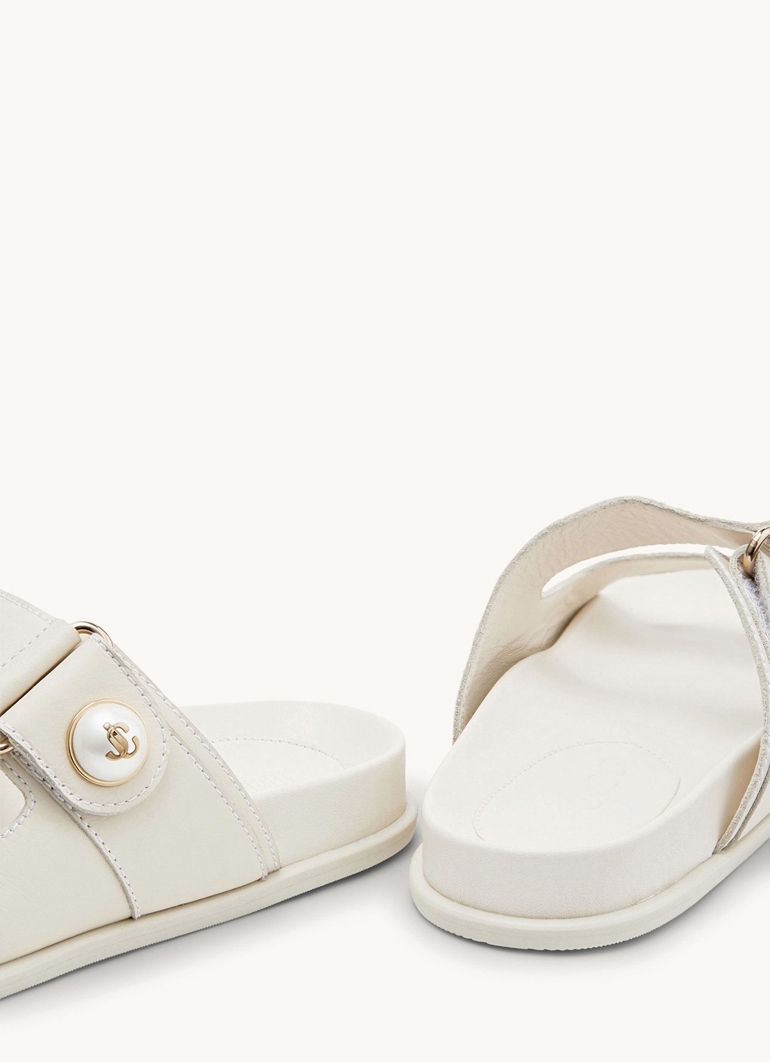 Jimmy Choo Fayence slipper van kalfsleer met parels - detail 3 gebroken wit