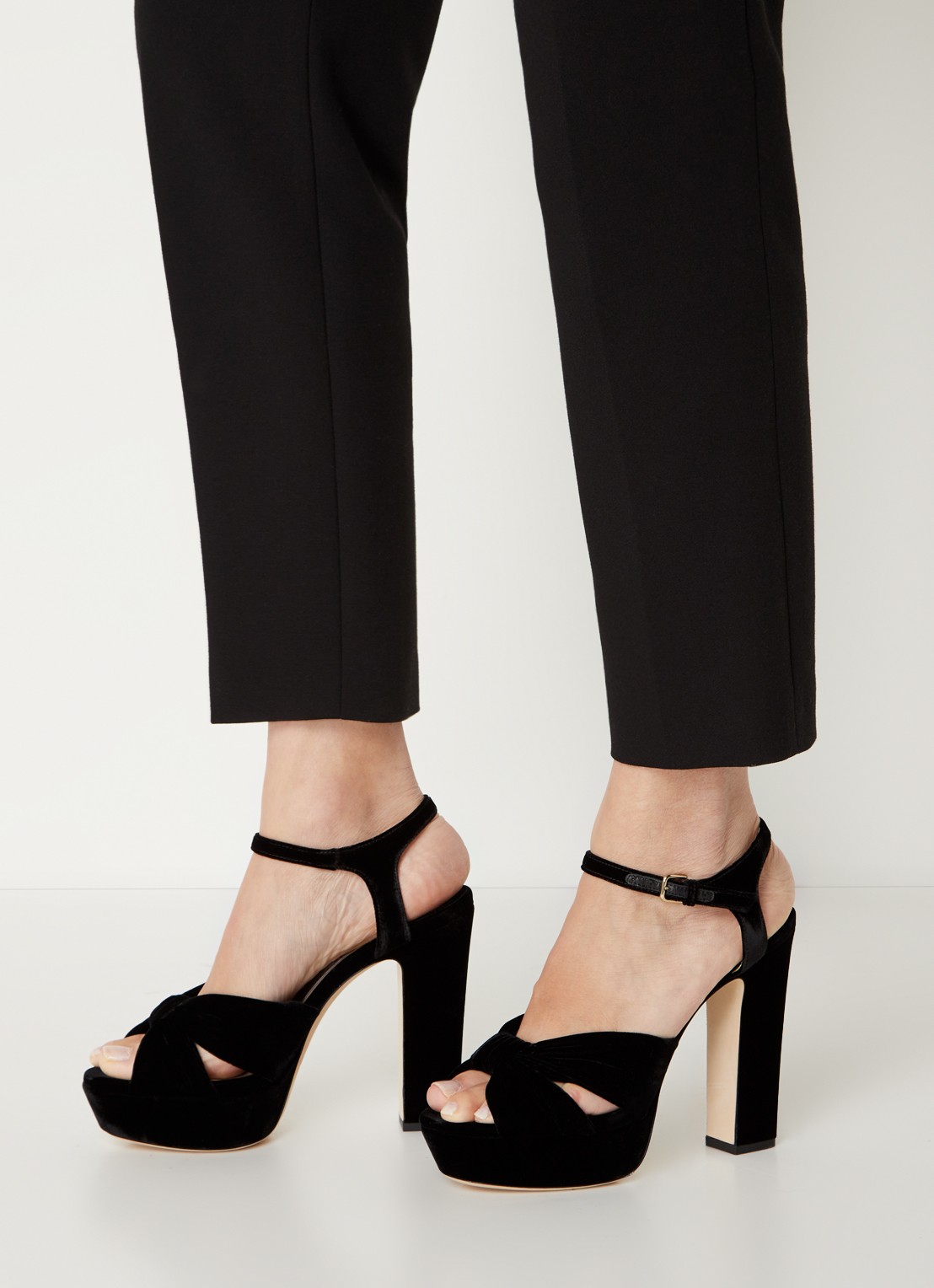 Jimmy Choo Heloise sandalette van fluweel  - voorkant 2 zwart