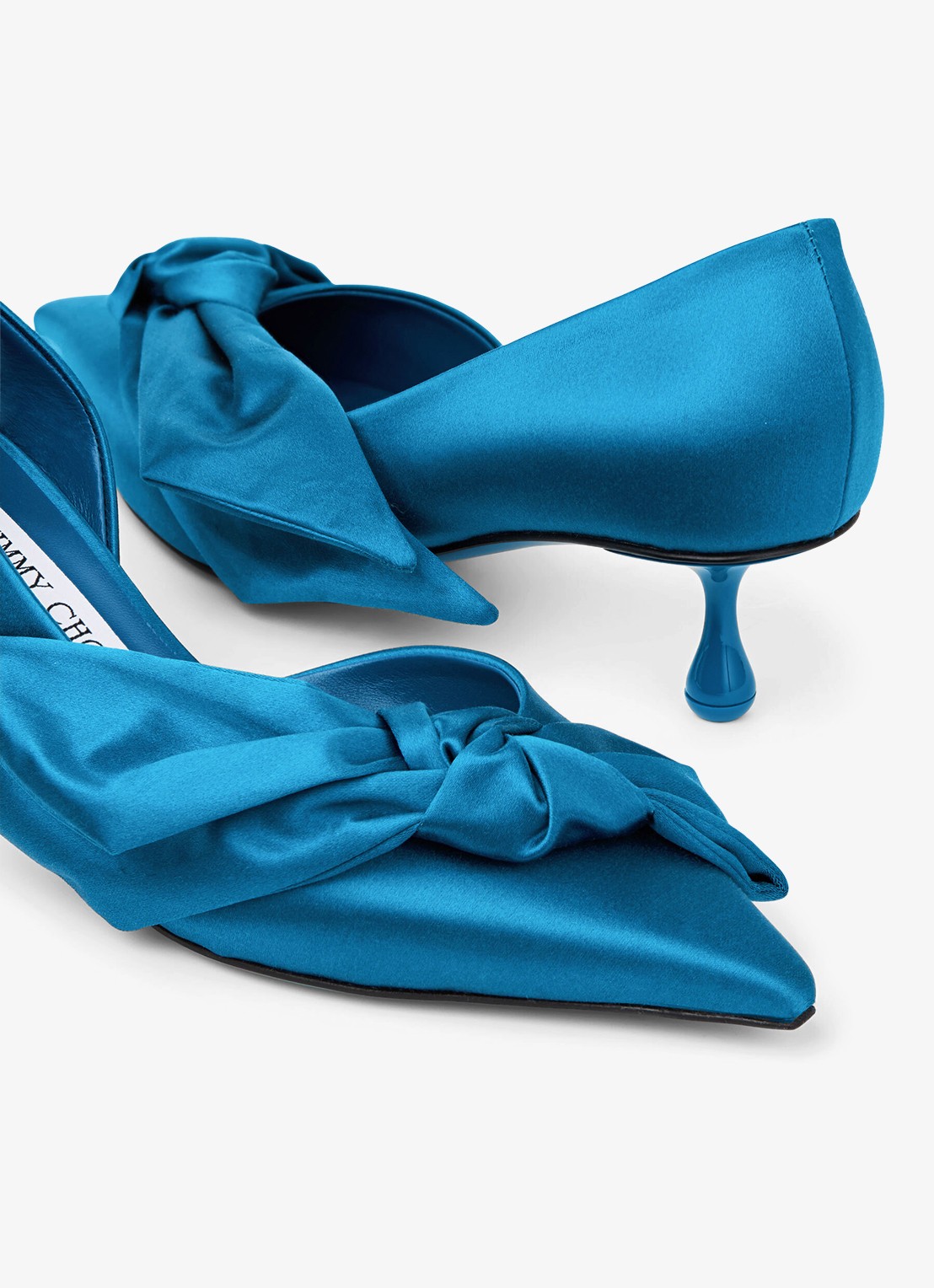 Jimmy Choo Issy 50 pump van satijn - detail 3 lagoon / blauw