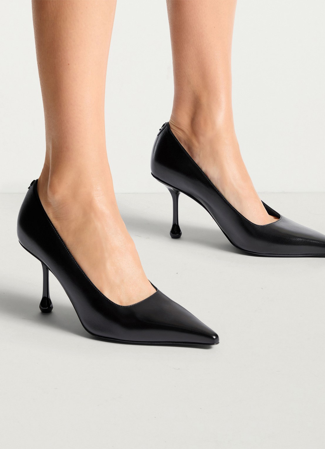 Jimmy Choo Ixia 80 pump van lamsleer - voorkant 3 zwart