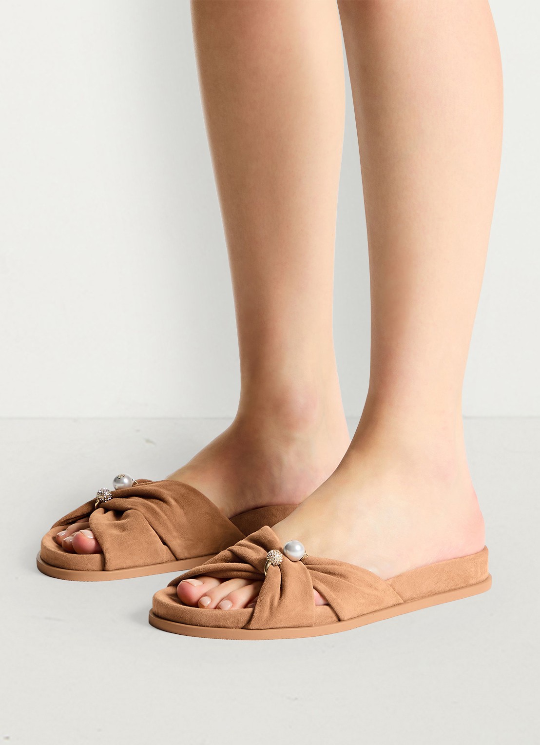 Jimmy Choo Rafi slipper van geitensuède - voorkant 2 lichtbruin