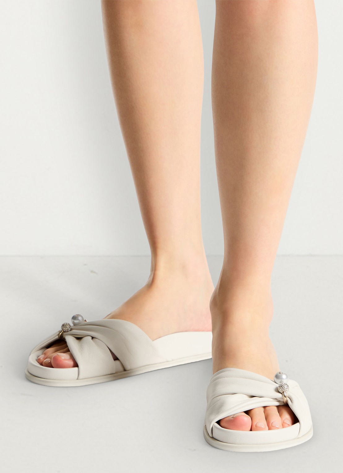 Jimmy Choo Rafi slipper van lamsleer - voorkant 3 gebroken wit