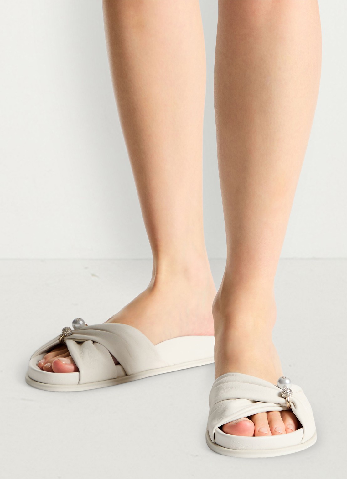 Jimmy Choo Rafi slipper van lamsleer - voorkant 2 gebroken wit