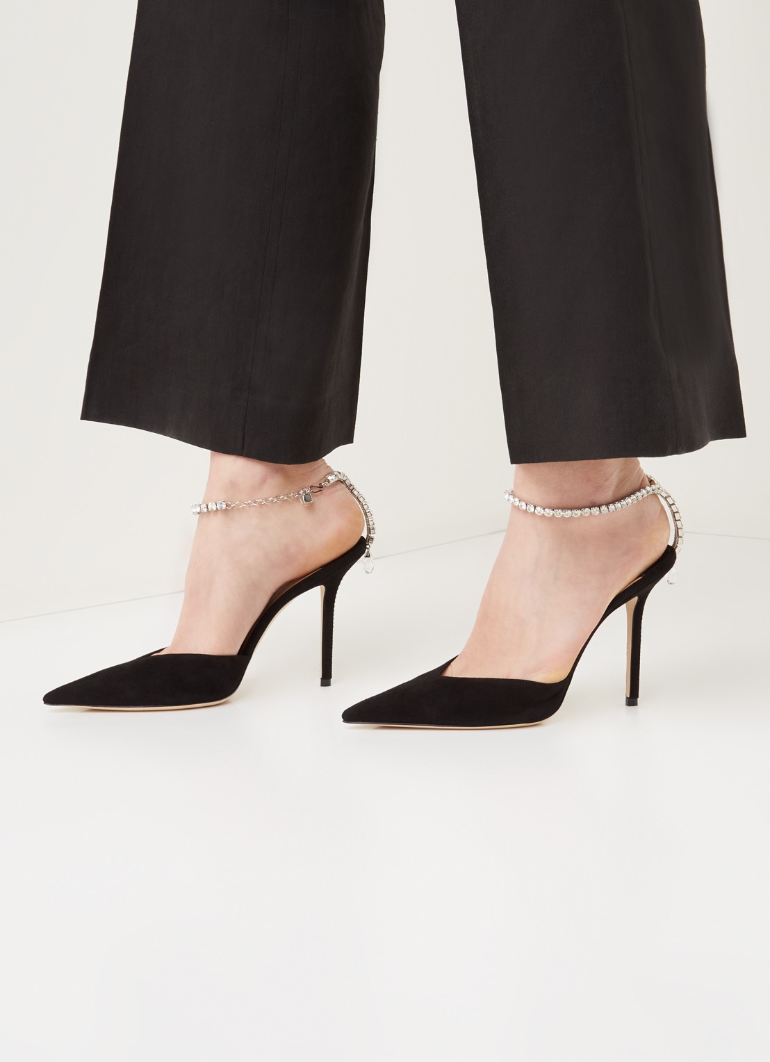Jimmy Choo Saeda pump van suède met kristal - voorkant 5 zwart