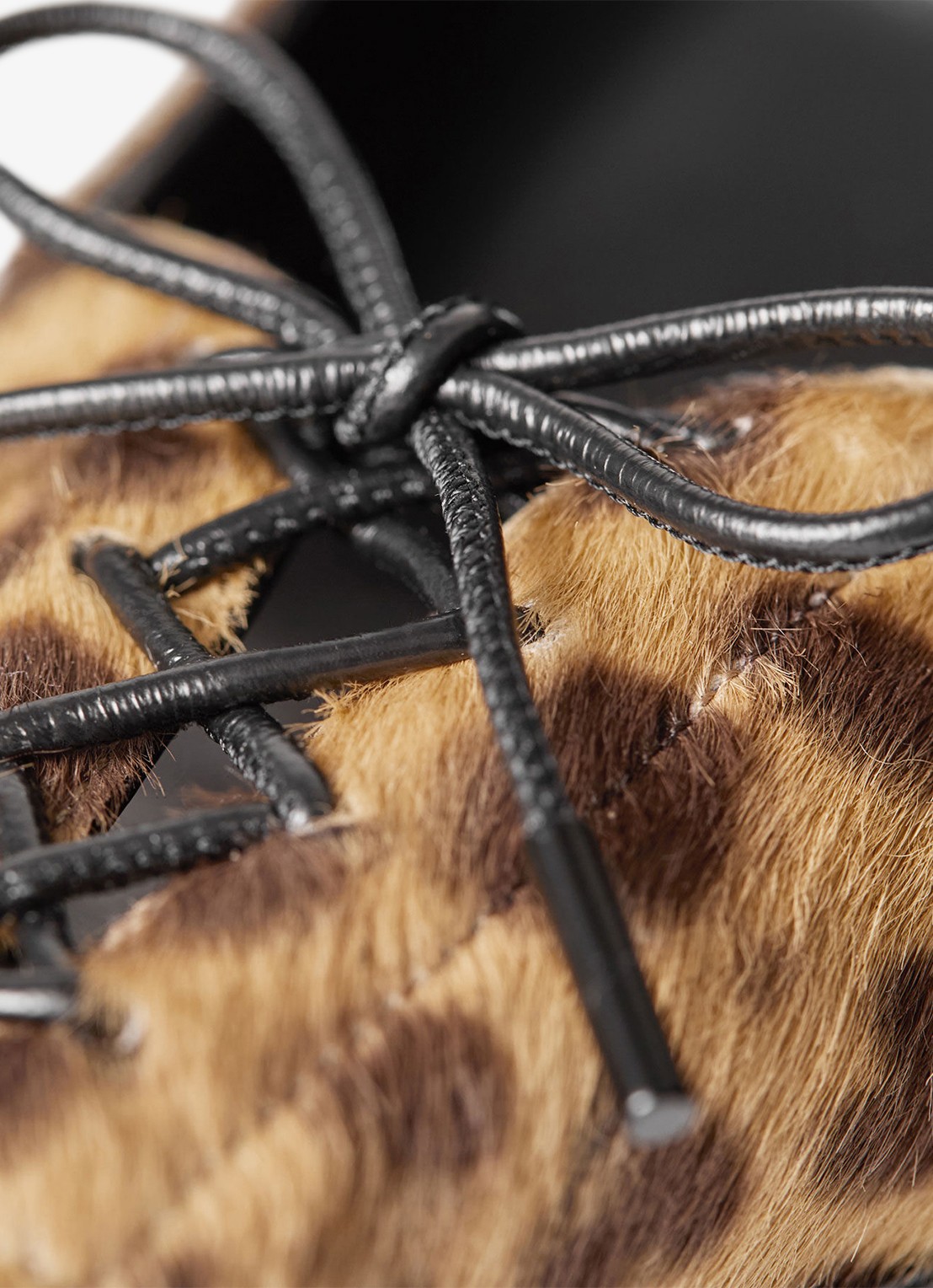 Jimmy Choo Scarlett 50 pump van kalfsleer - detail 2 lichtbruin