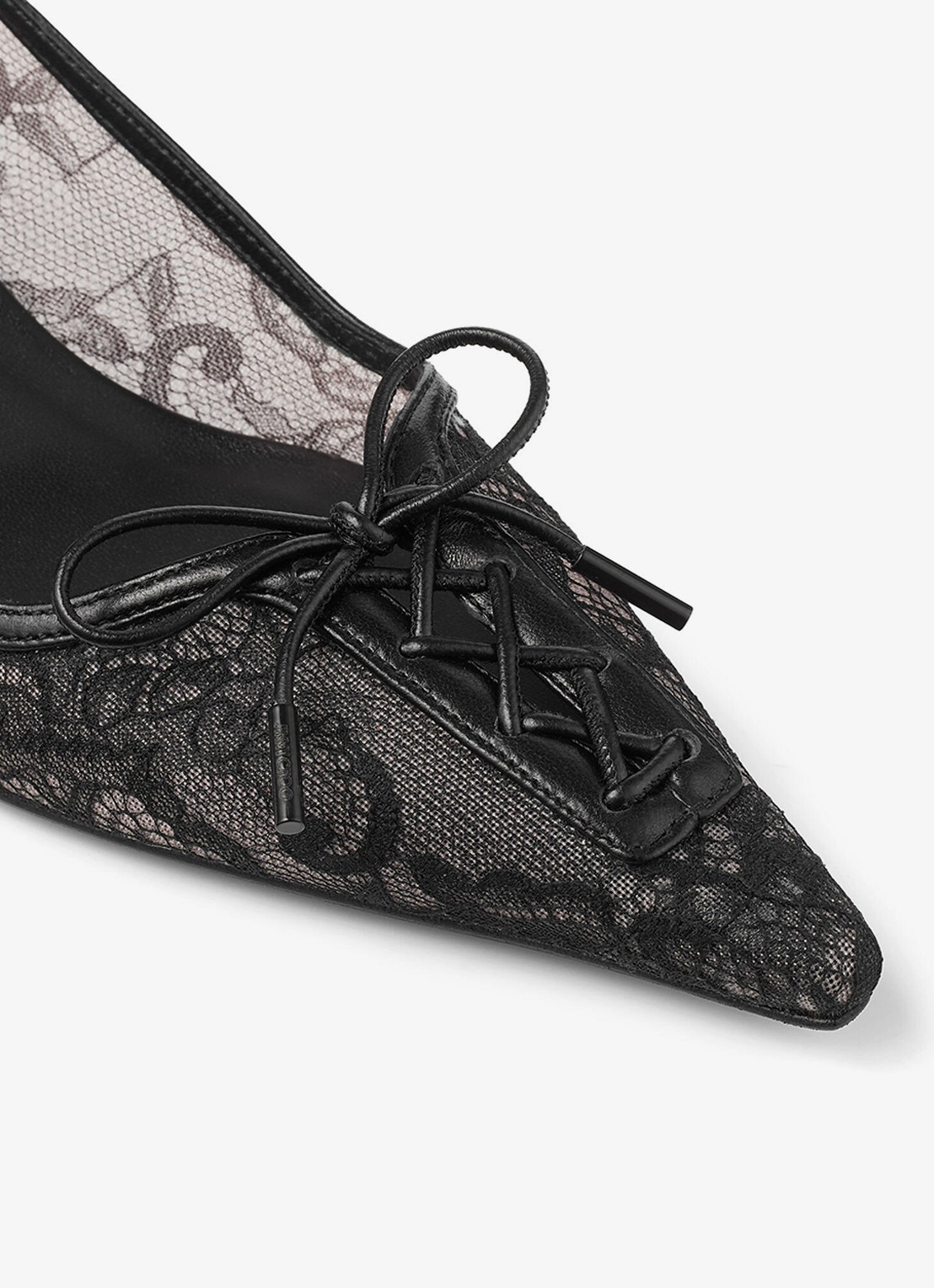 Jimmy Choo Scarlett 50 pump van kant met lamsleren details - detail 5 zwart