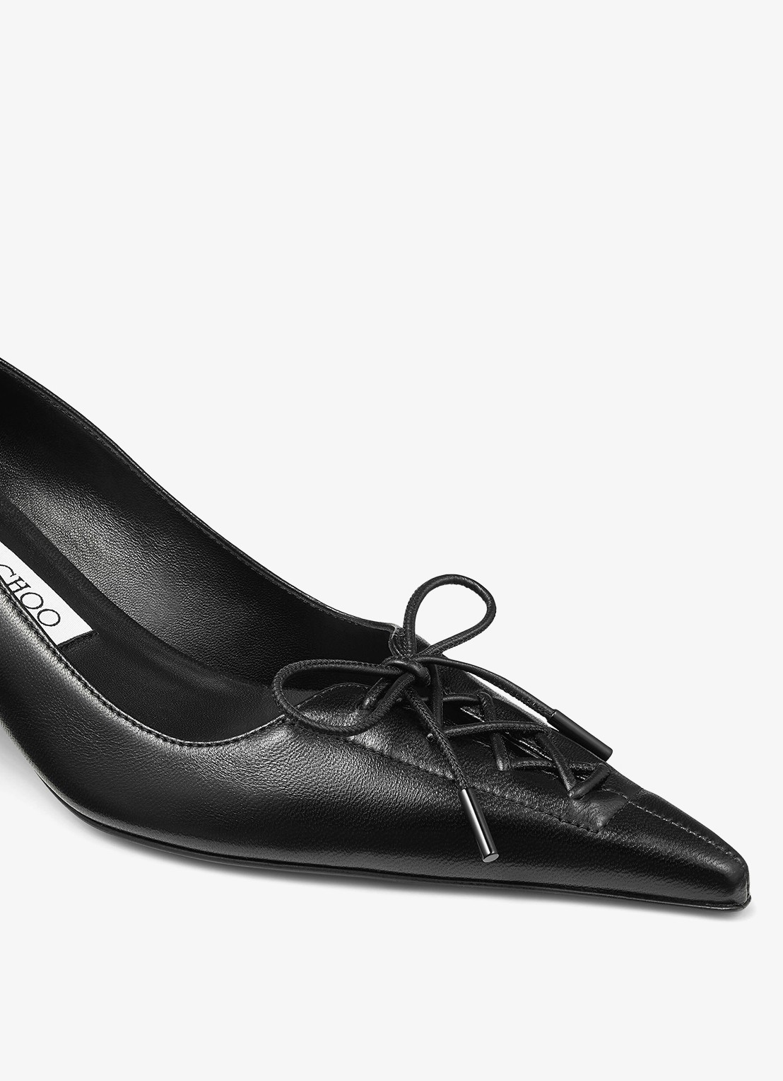 Jimmy Choo Scarlett 50 pump van lamsleer - detail 2 zwart