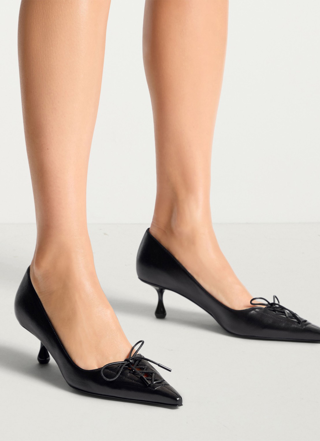 Jimmy Choo Scarlett 50 pump van lamsleer - voorkant 6 zwart