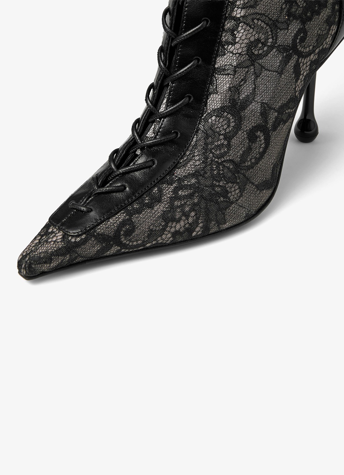 Jimmy Choo Scarlett 95 enkellaarsje van kant met lamsleren details - detail zwart