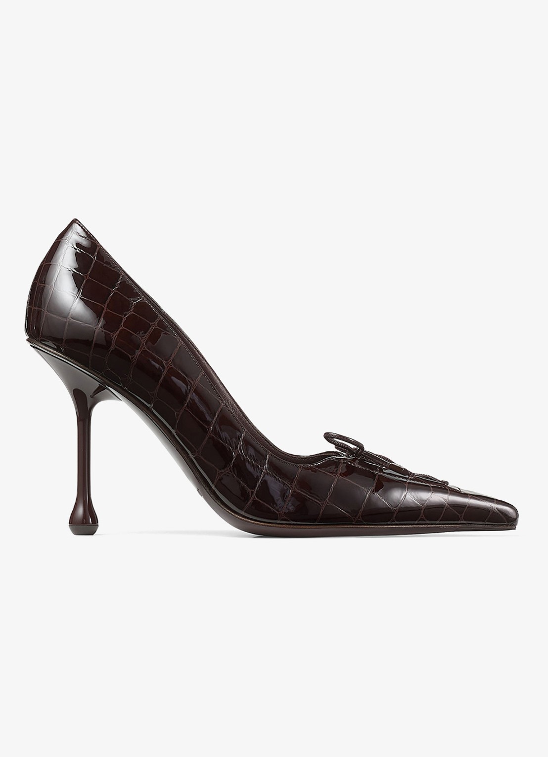 Jimmy Choo Scarlett 95 pump van kalfsleer met crocostructuur - voorkant donkerbruin