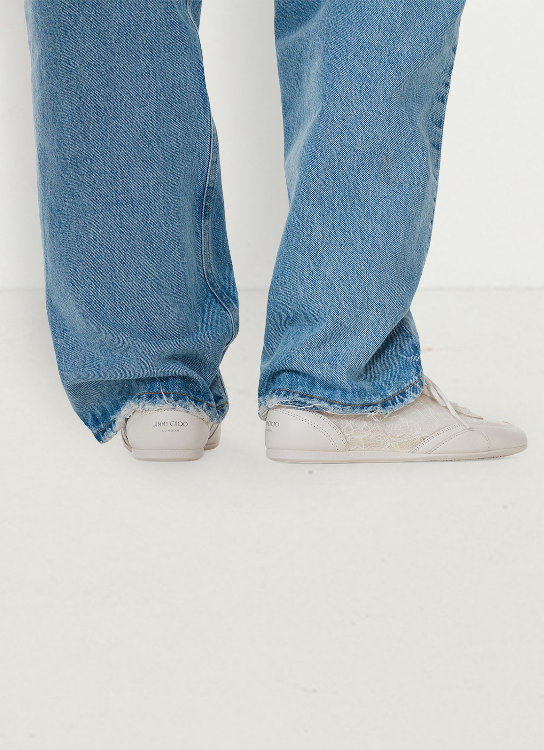 Jimmy Choo Sunny/F sneaker van leer met kanten details - detail 4 gebroken wit