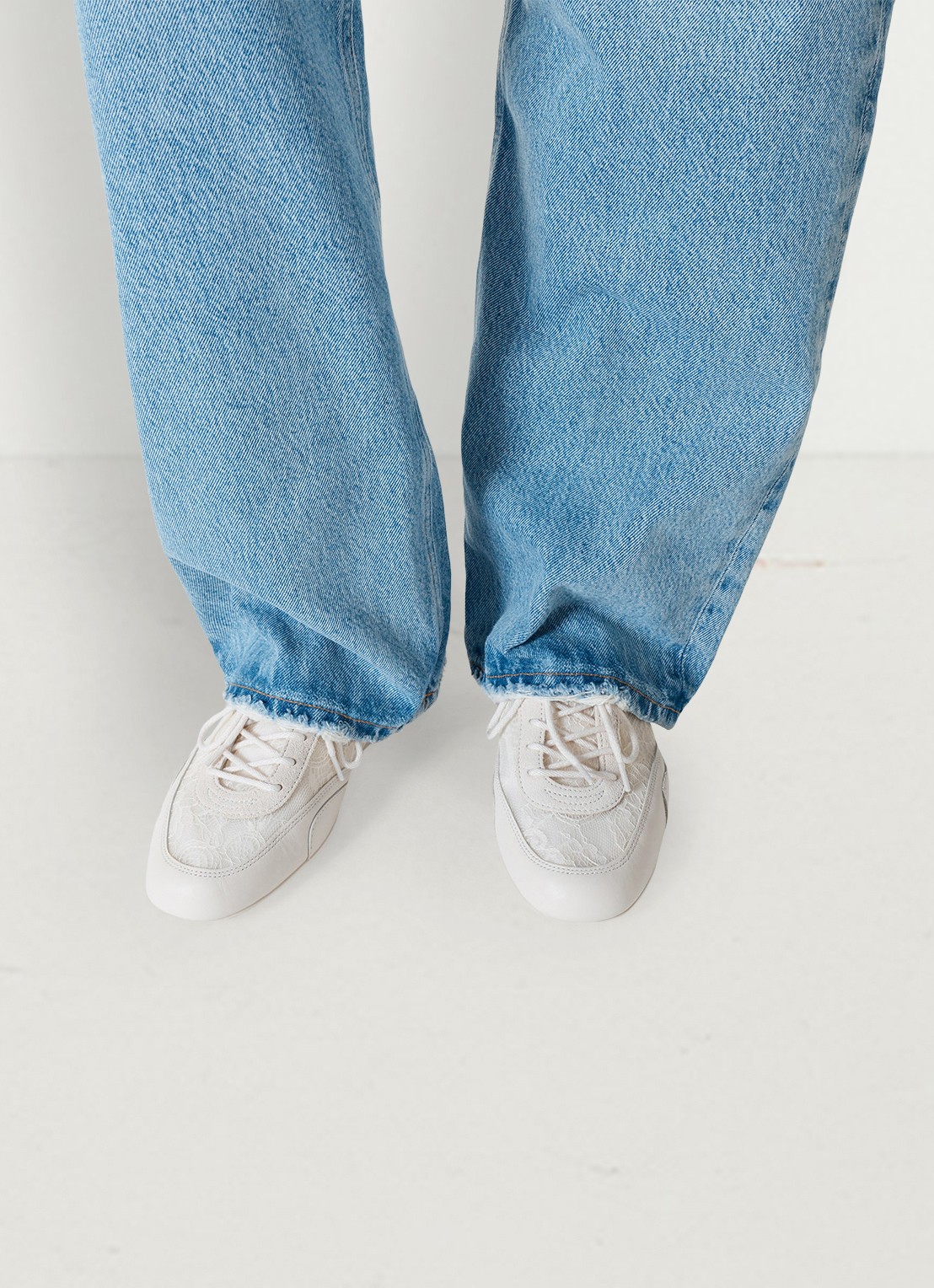 Jimmy Choo Sunny/F sneaker van leer met kanten details - voorkant 7 gebroken wit