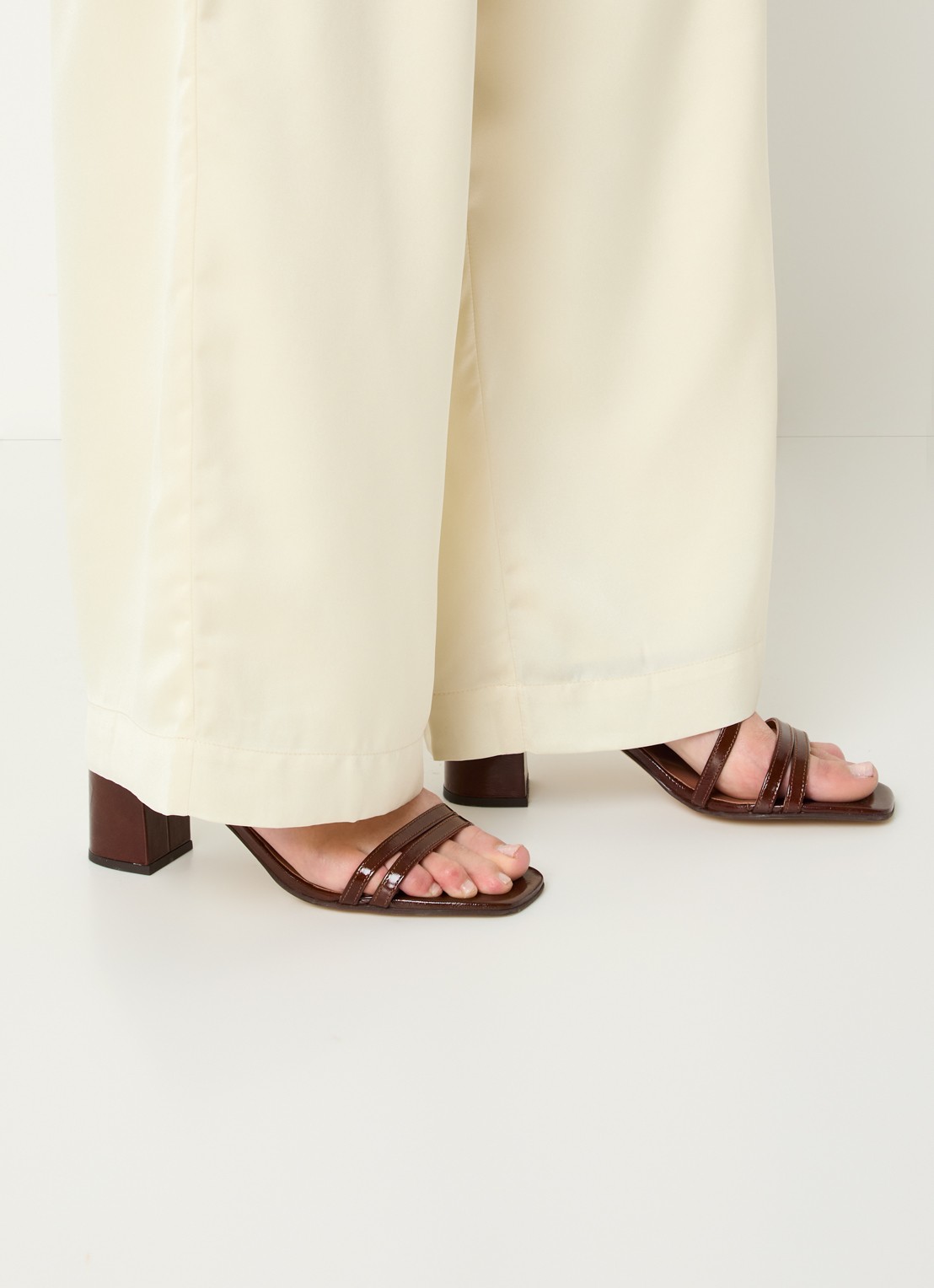 Jonak Vimy sandalette van kalfsleer met lakfinish - voorkant 2 kastanjebruin