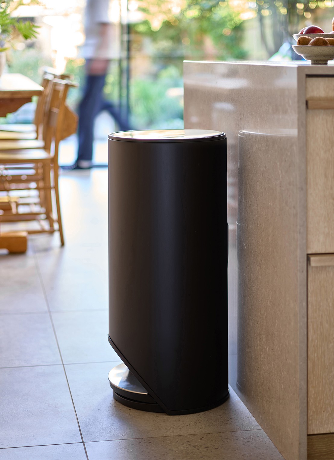 Joseph Joseph Arc prullenbak 30 liter - detail 4 zwart