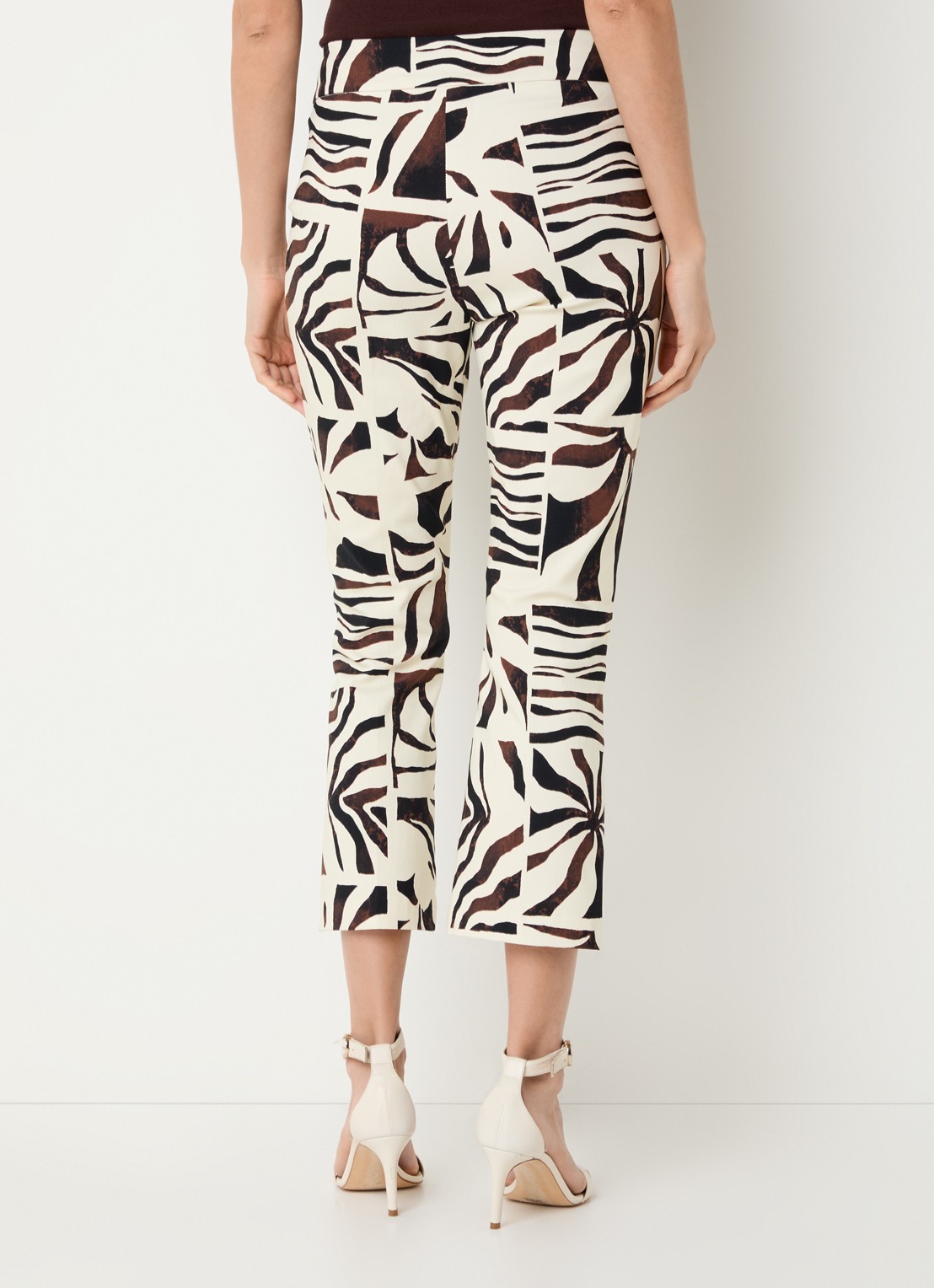 Joseph Ribkoff Cropped mid waist slim fit pantalon met grafische print - achterkant creme