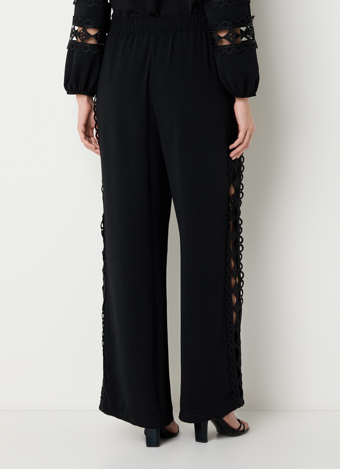 Joseph Ribkoff High waist wide fit pantalon met broderie en opengewerkt detail - achterkant 3 zwart