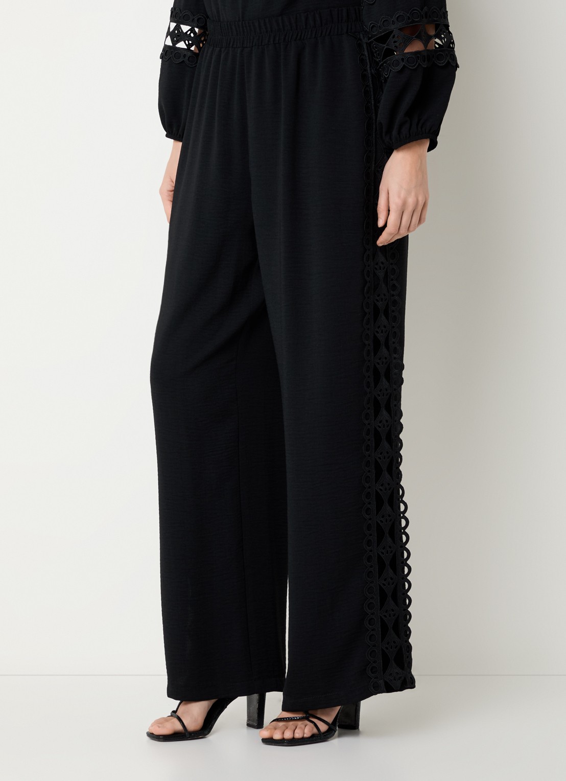 Joseph Ribkoff High waist wide fit pantalon met broderie en opengewerkt detail - detail 4 zwart