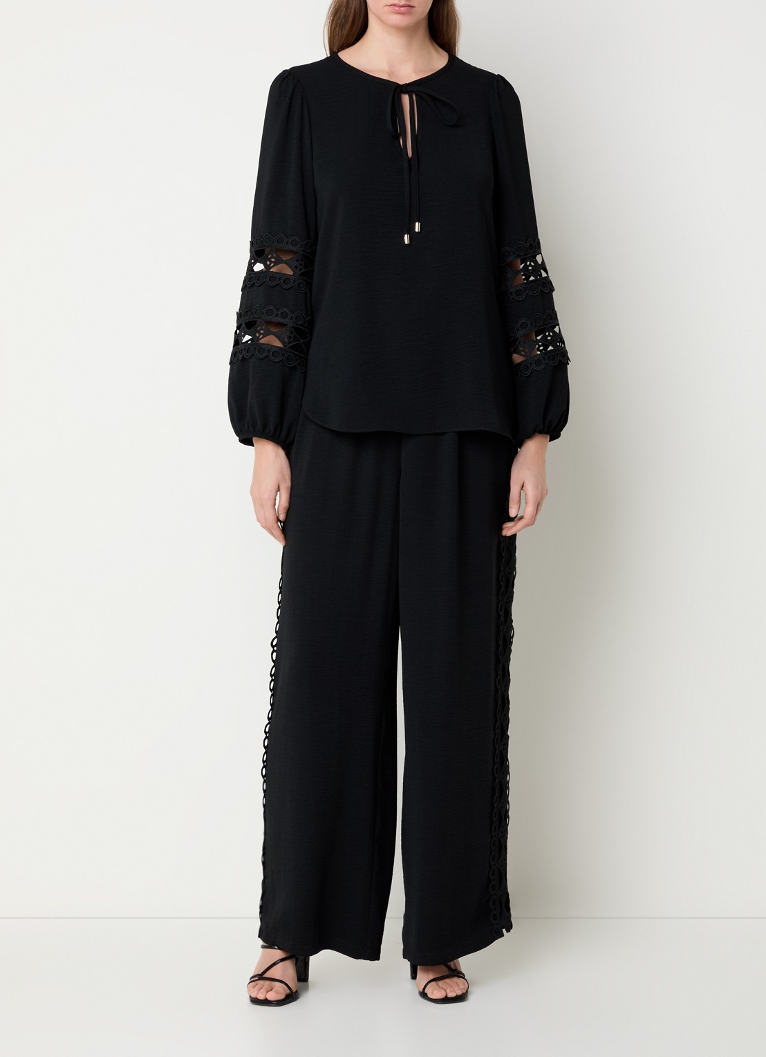 Joseph Ribkoff High waist wide fit pantalon met broderie en opengewerkt detail - voorkant 2 zwart