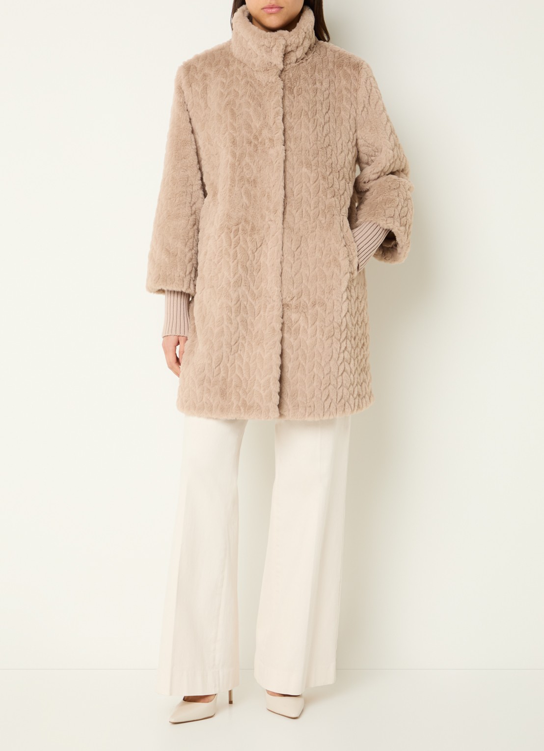 Joseph Ribkoff Mantel van imitatiebont met steekzakken - voorkant 4 beige