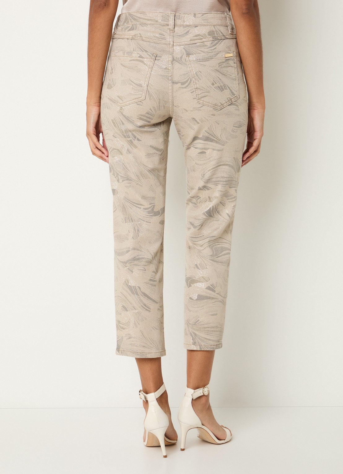 Joseph Ribkoff Mid waist cropped slim fit jeans met gekleurde wassing en print - achterkant beige