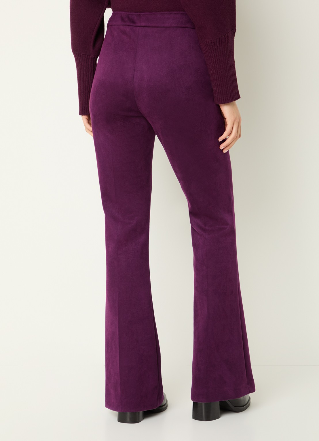 Joseph Ribkoff Mid waist flared fit broek van fluweel - achterkant 4 aubergine