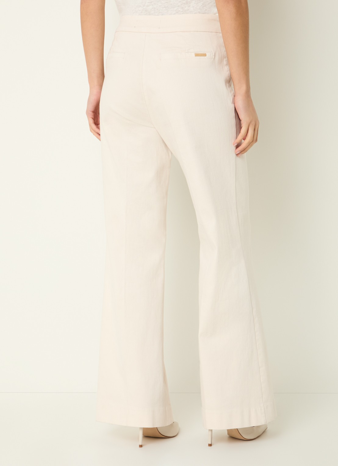 Joseph Ribkoff Mid waist flared jeans met gekleurde wassing - achterkant 4 creme