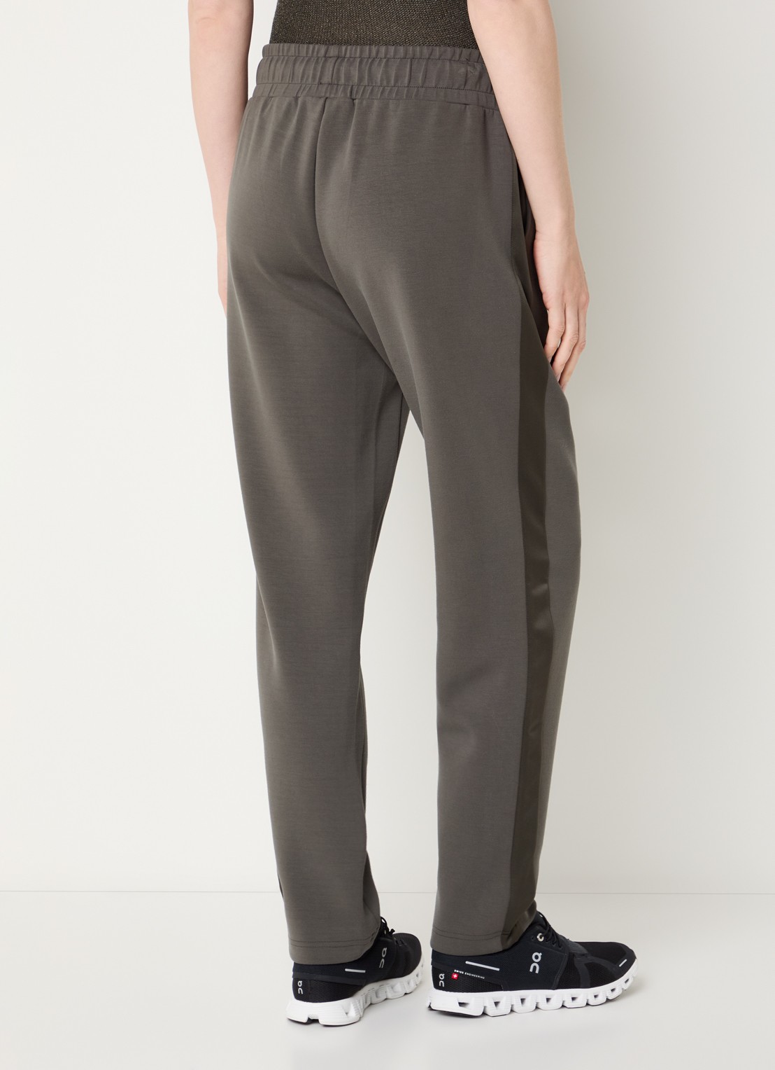 Joseph Ribkoff Mid waist slim fit joggingbroek met steekzakken - achterkant 4 olijfgroen