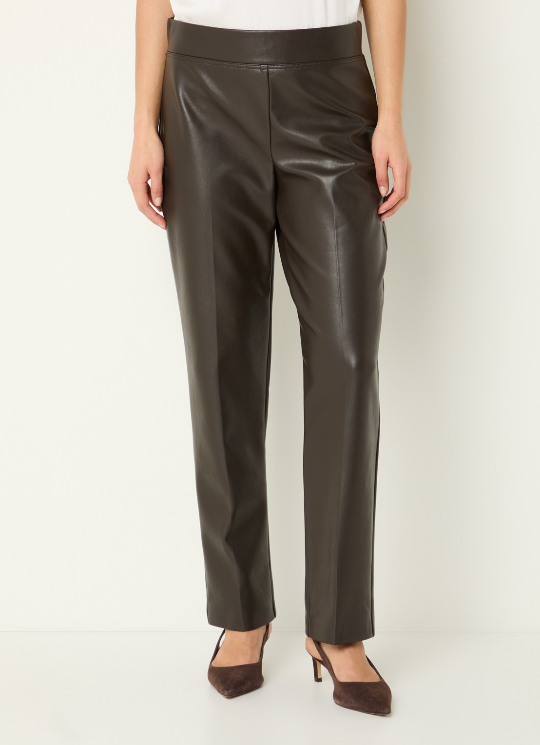 Joseph Ribkoff Mid waist straight fit broek van imitatieleer - detail 4 donkerbruin
