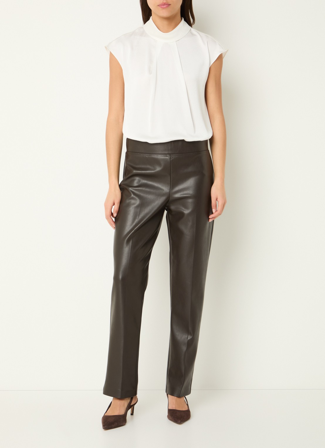 Joseph Ribkoff Mid waist straight fit broek van imitatieleer - voorkant 2 donkerbruin