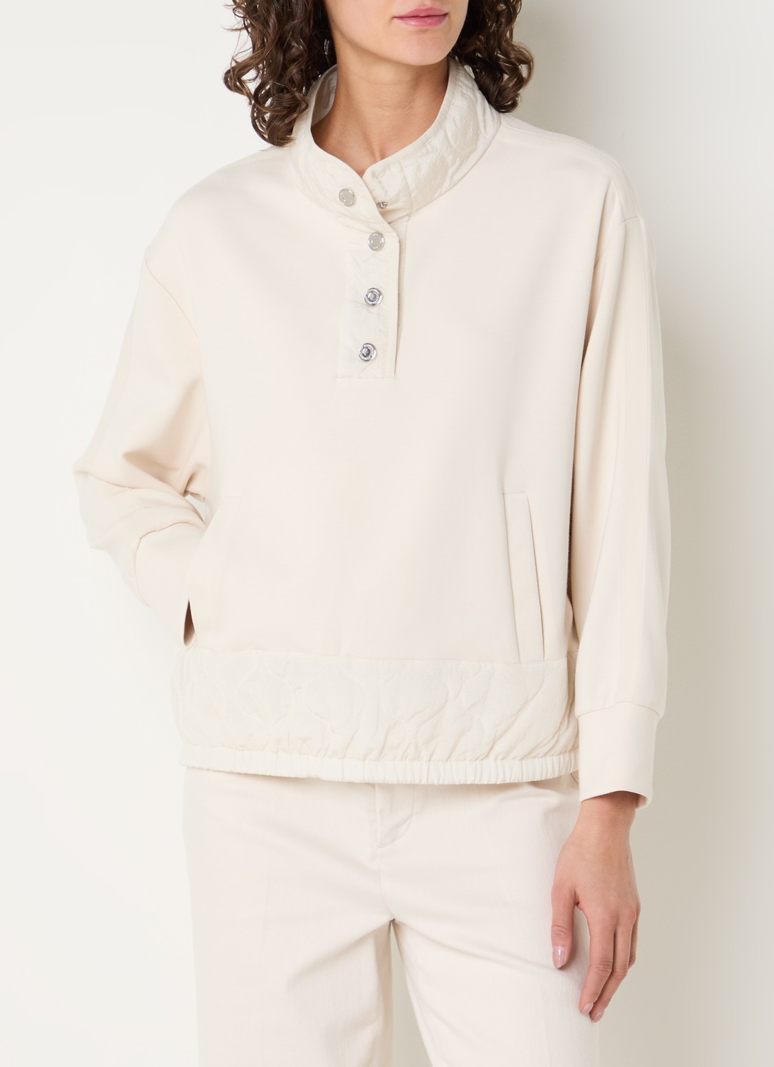 Joseph Ribkoff Sweater met steekzakken en opstaande kraag - detail ivoor