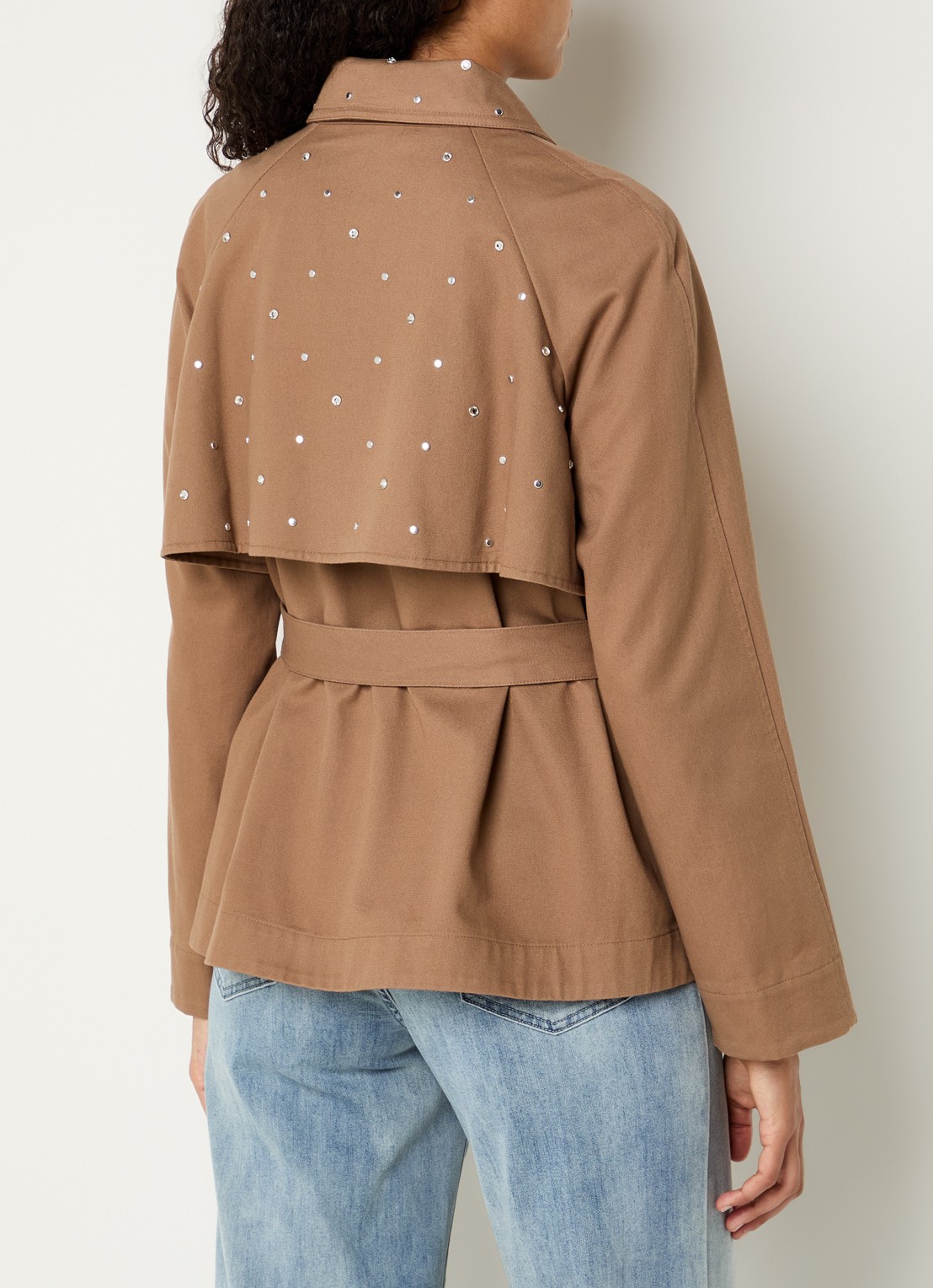 Joseph Ribkoff Trenchcoat met strikceintuur en studs - achterkant 4 lichtbruin