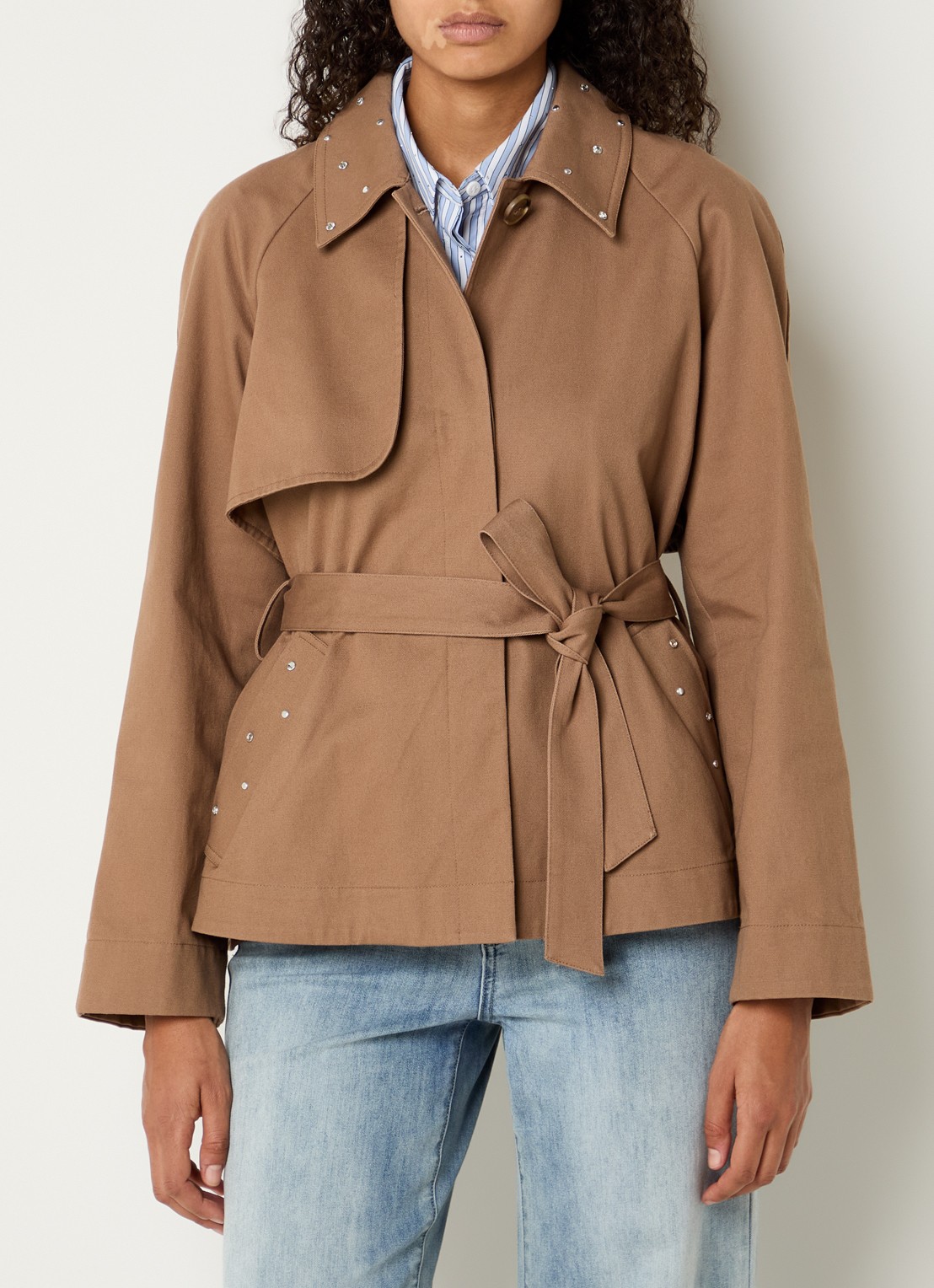 Joseph Ribkoff Trenchcoat met strikceintuur en studs - detail lichtbruin